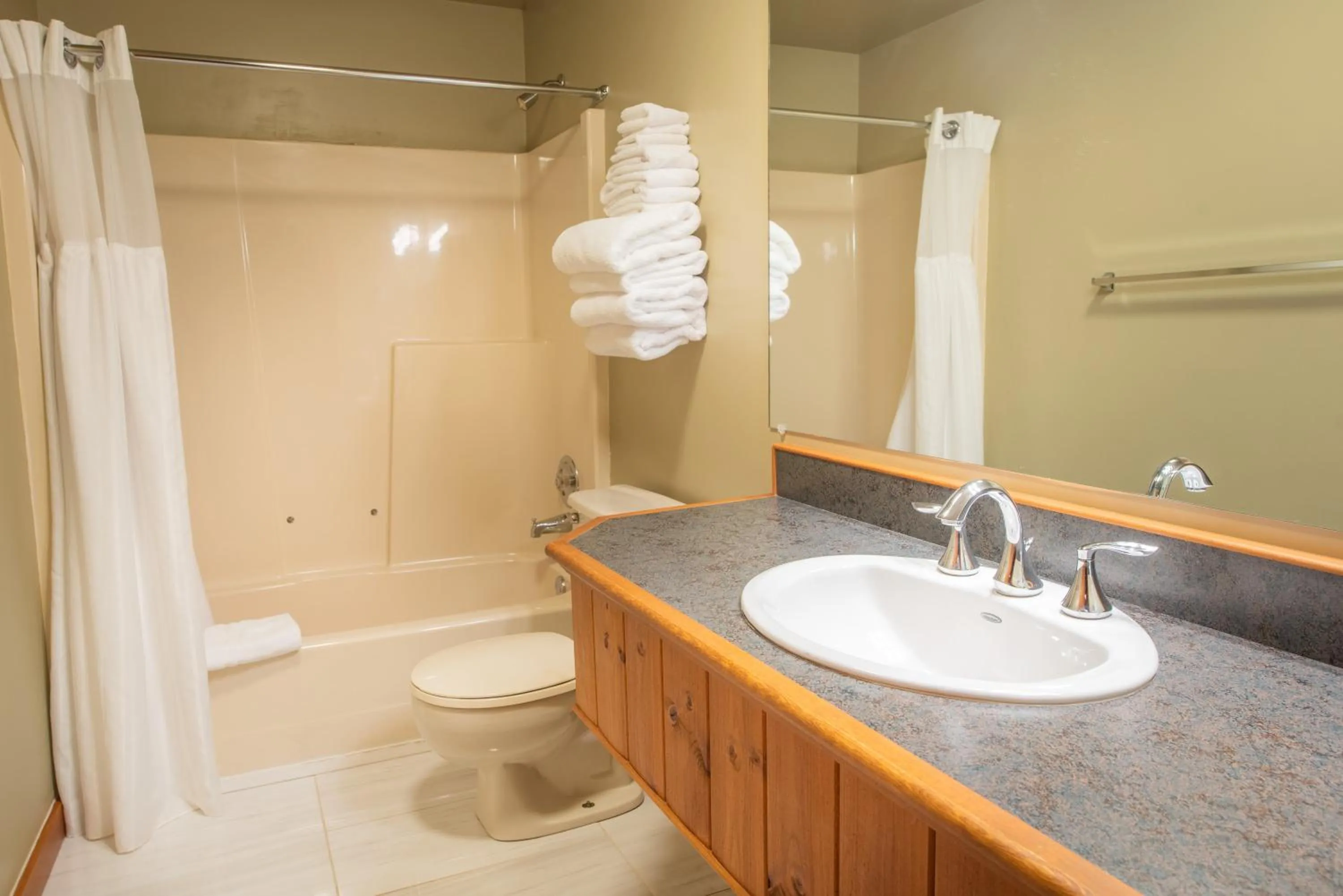 Three-Bedroom Cabin with Four Queen Beds - Non-Smoking in Painter's Lodge, Trademark Collection by Wyndham