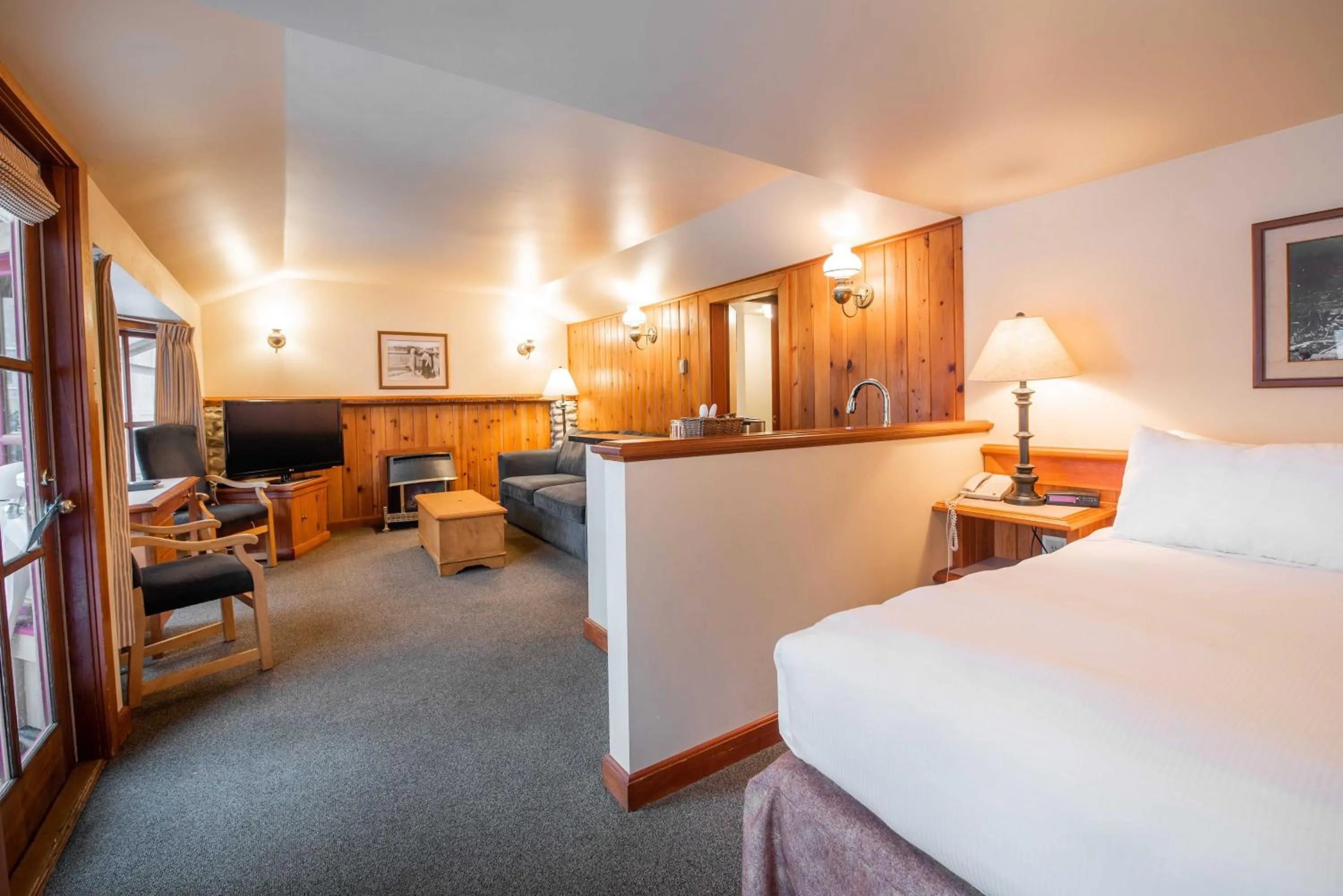 One-Bedroom Cabin with Two Queen Beds -  Non-Smoking in Painter's Lodge, Trademark Collection by Wyndham