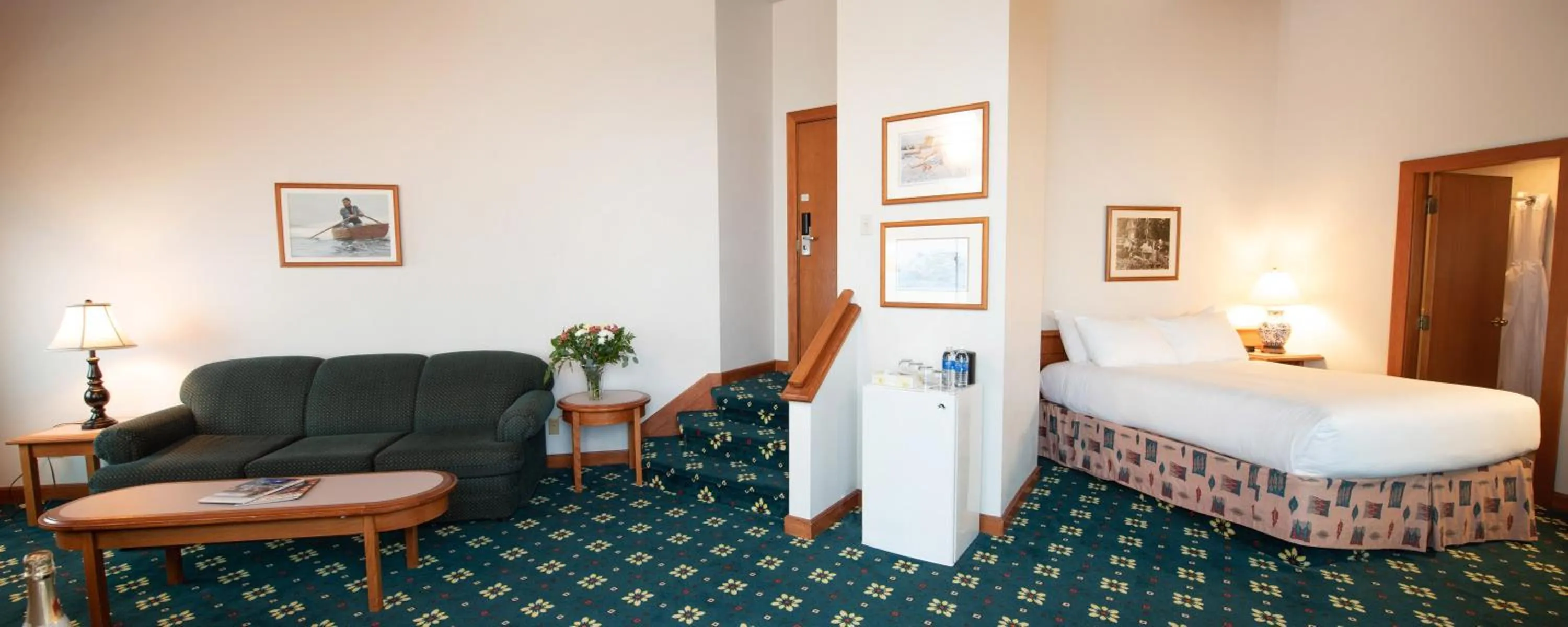 Queen Suite with Ocean View - Non-Smoking in Painter's Lodge, Trademark Collection by Wyndham