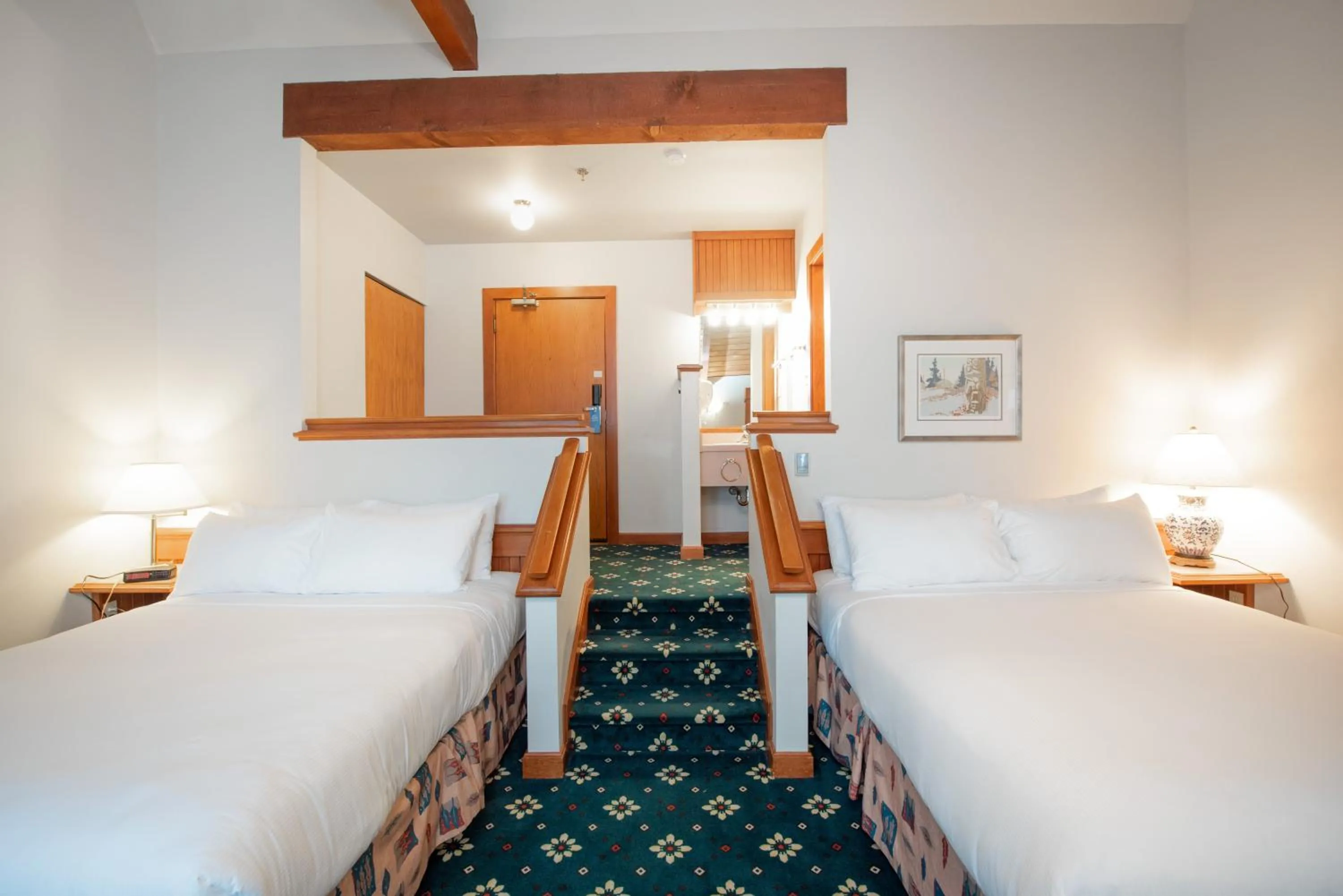 Queen Room with Garden View - Non-Smoking in Painter's Lodge, Trademark Collection by Wyndham