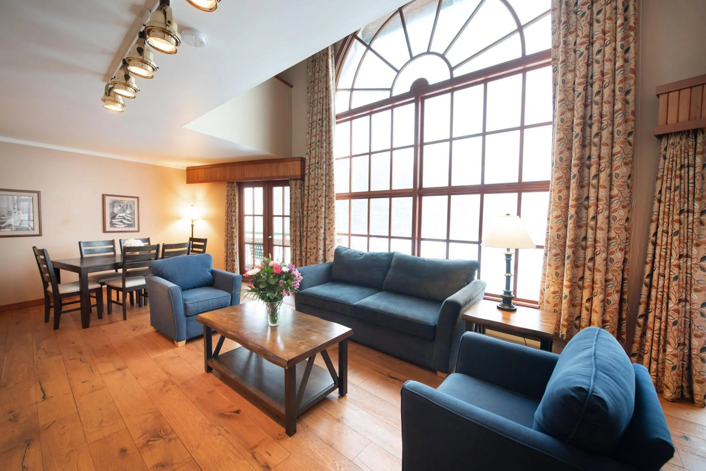 King Suite - Non-Smoking in Painter's Lodge, Trademark Collection by Wyndham