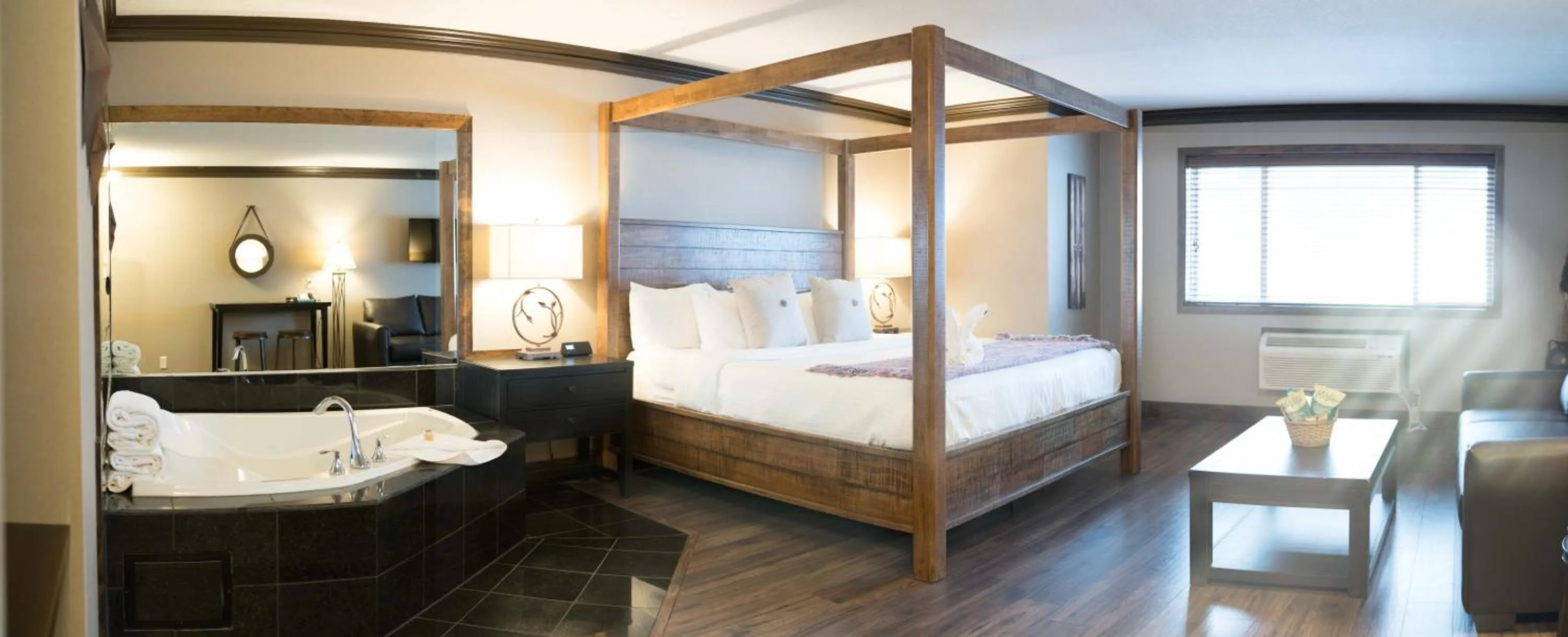 King Suite with Spa Bath in Prestige Inn Golden