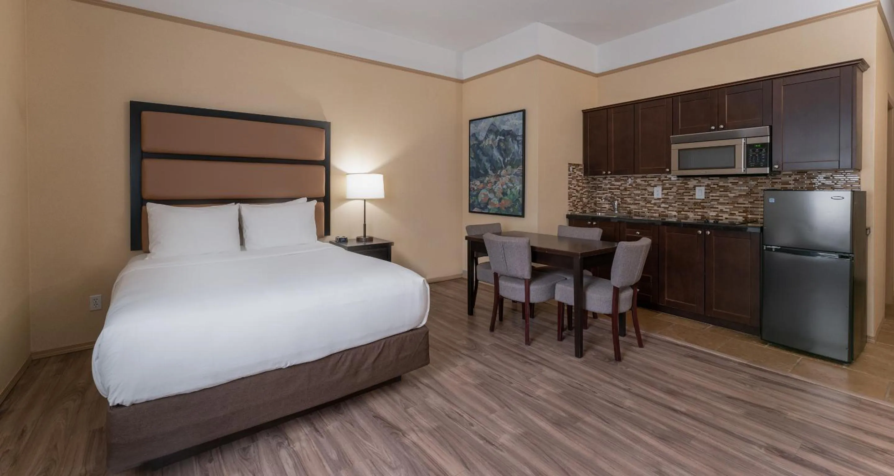 Deluxe Queen Room with Kitchenette in Prestige Inn Golden