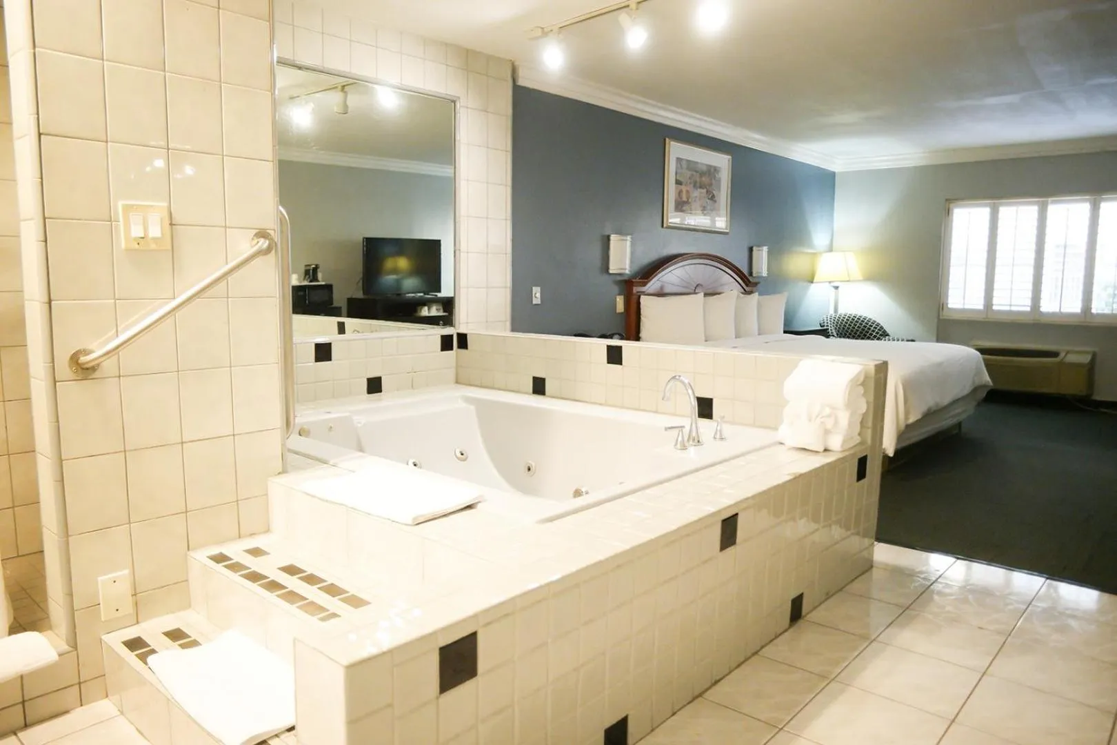 King Suite - Smoking in Days Inn by Wyndham West Covina