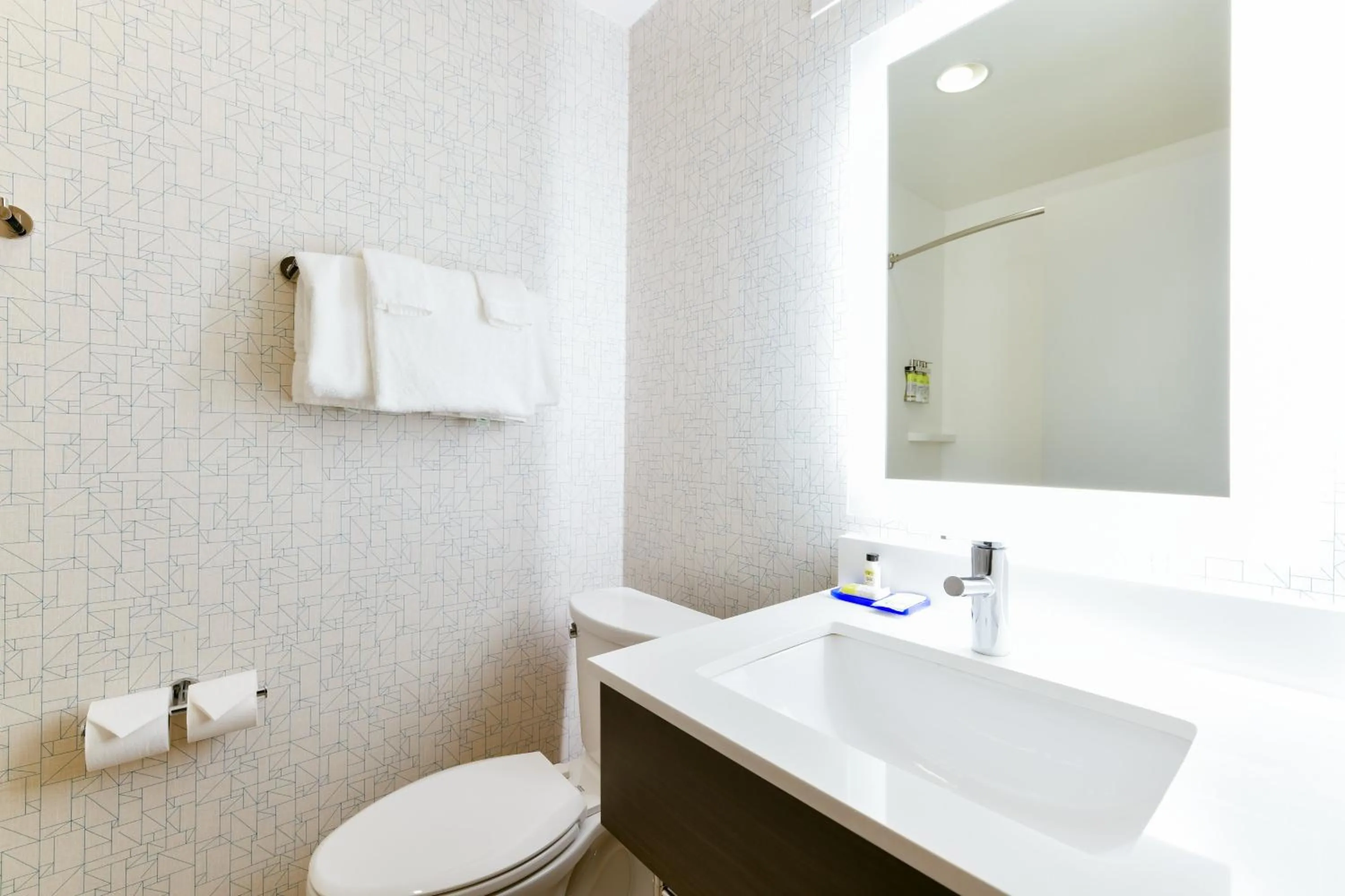 Queen Room with Pool View in Holiday Inn Express Mill Valley San Francisco Area by IHG