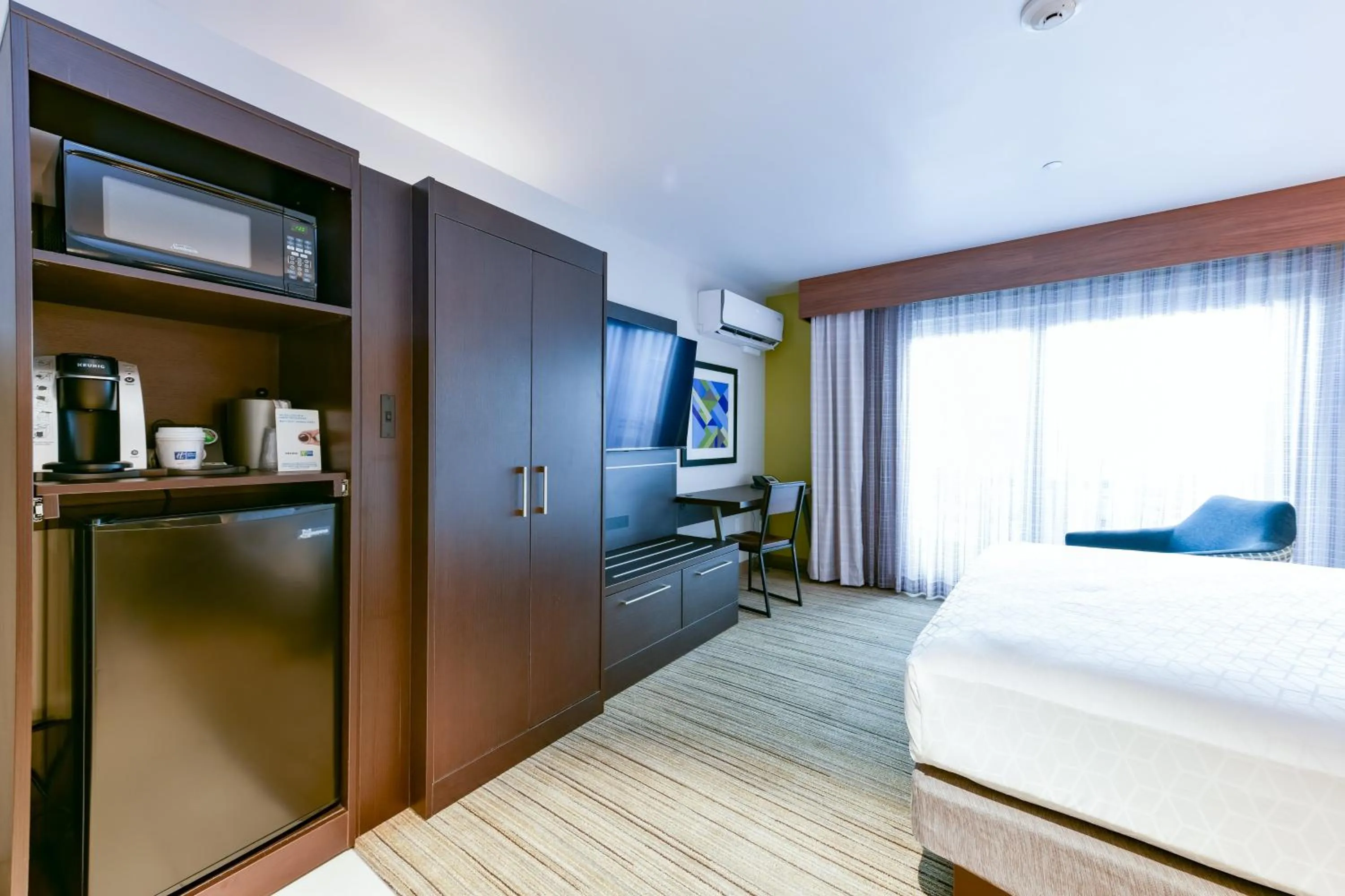 Queen Room in Holiday Inn Express Mill Valley San Francisco Area by IHG