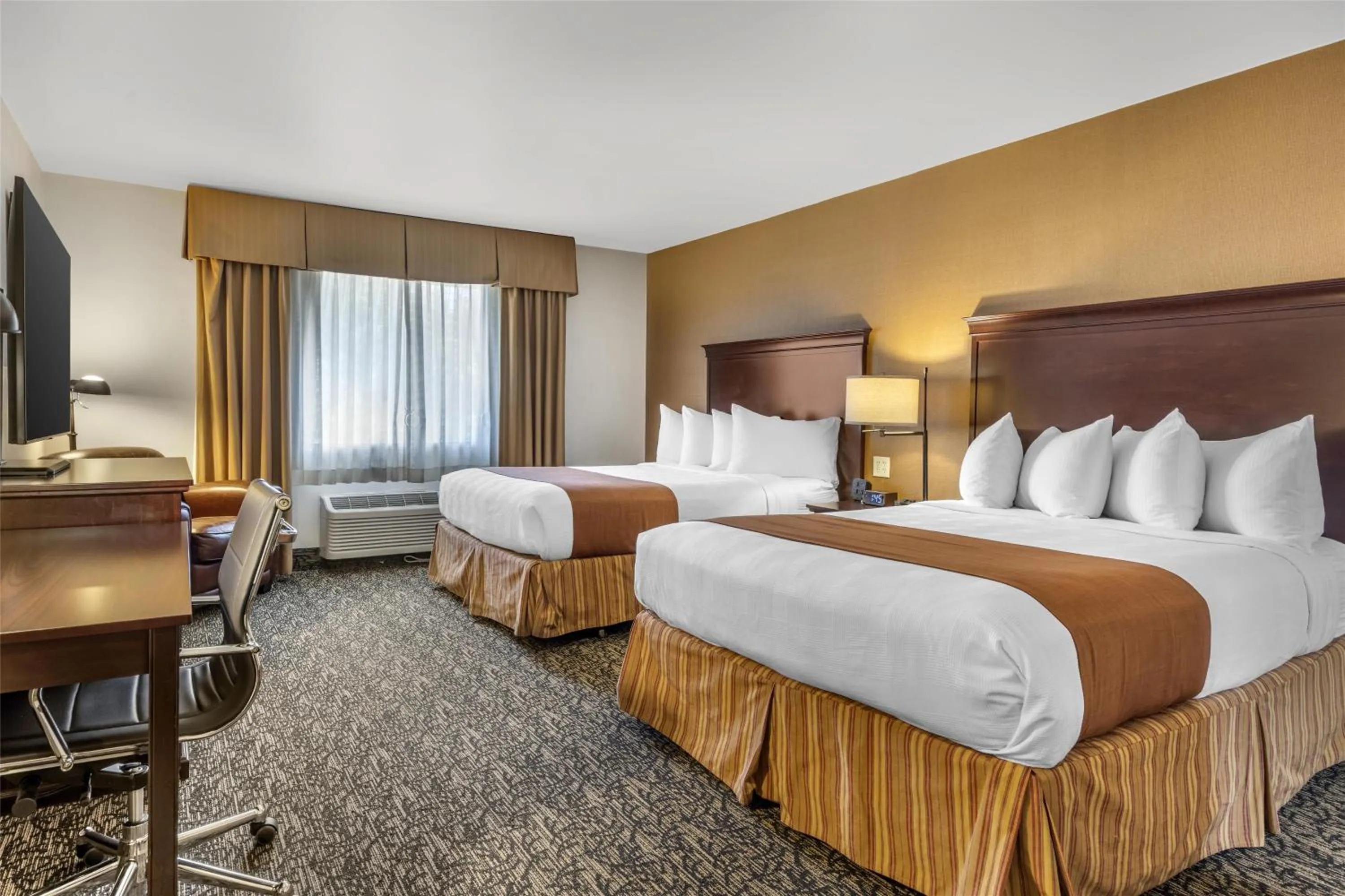 Queen Room with Two Queen Beds and Roll In Shower - Disability Access in Best Western Plus Truckee-Tahoe Hotel