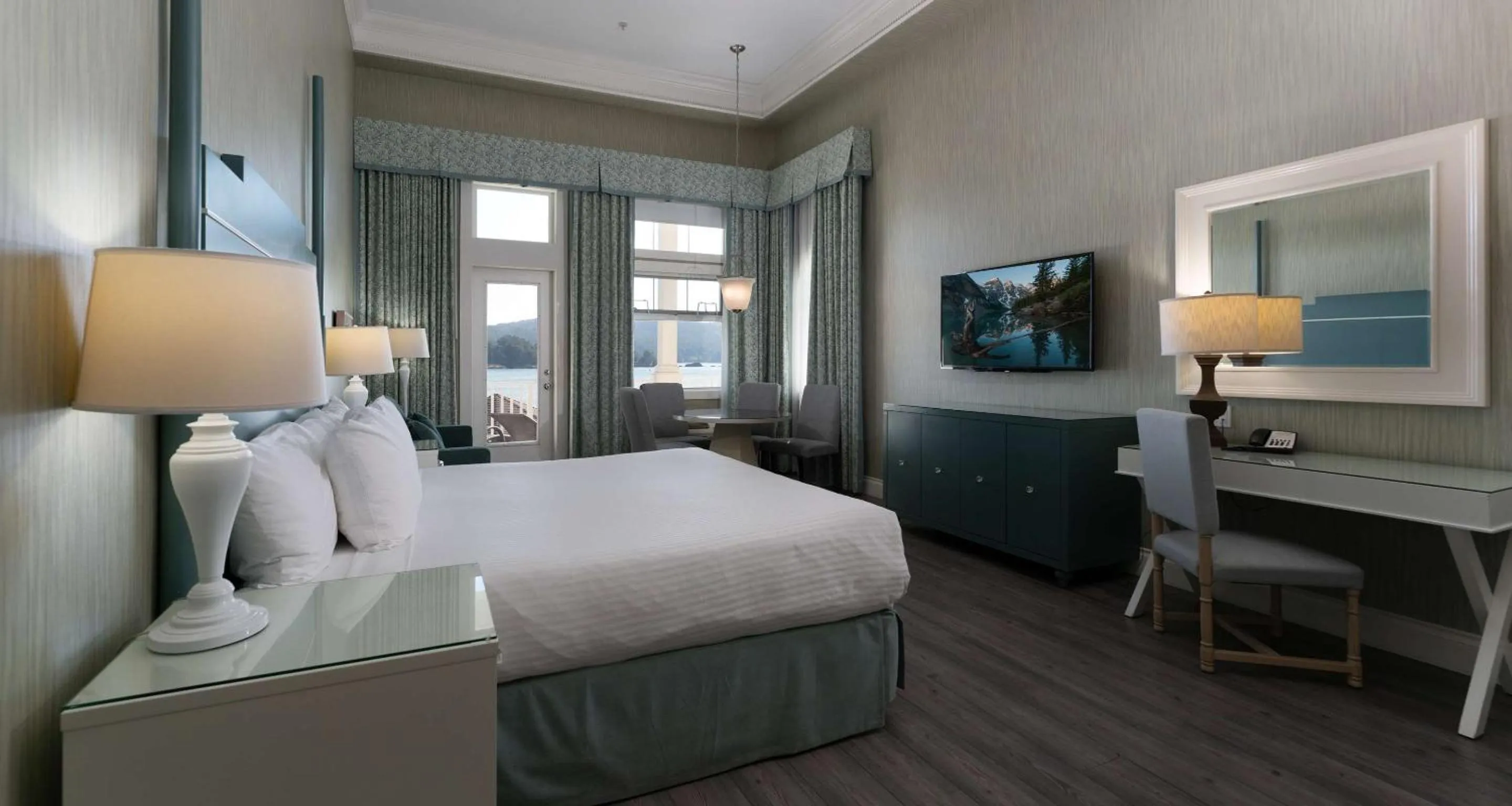 Junior King Suite with Sofa Bed, Balcony and Wet Bar in Prestige Oceanfront Resort, WorldHotels Luxury