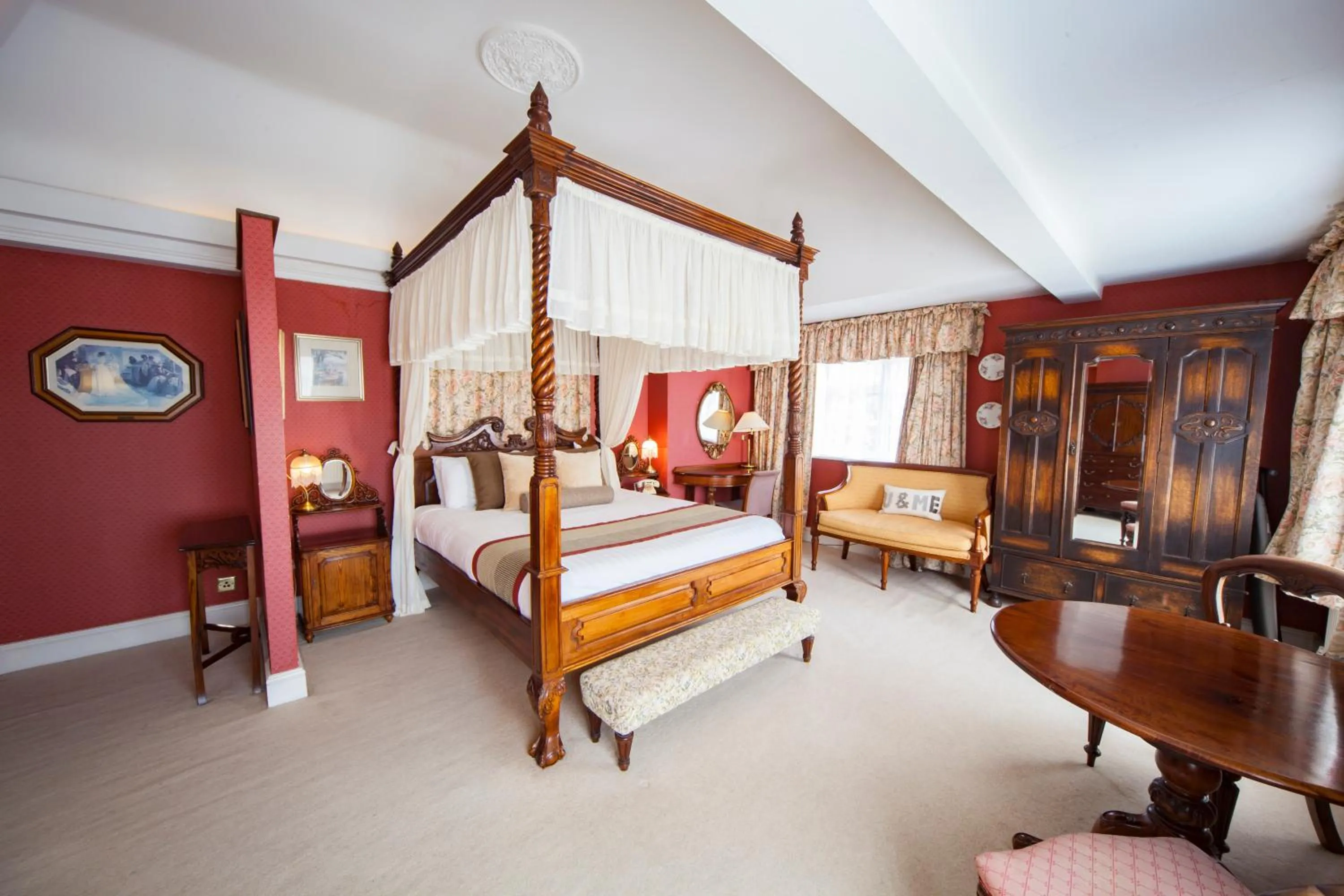 Four Poster Suite  in The Holt Hotel