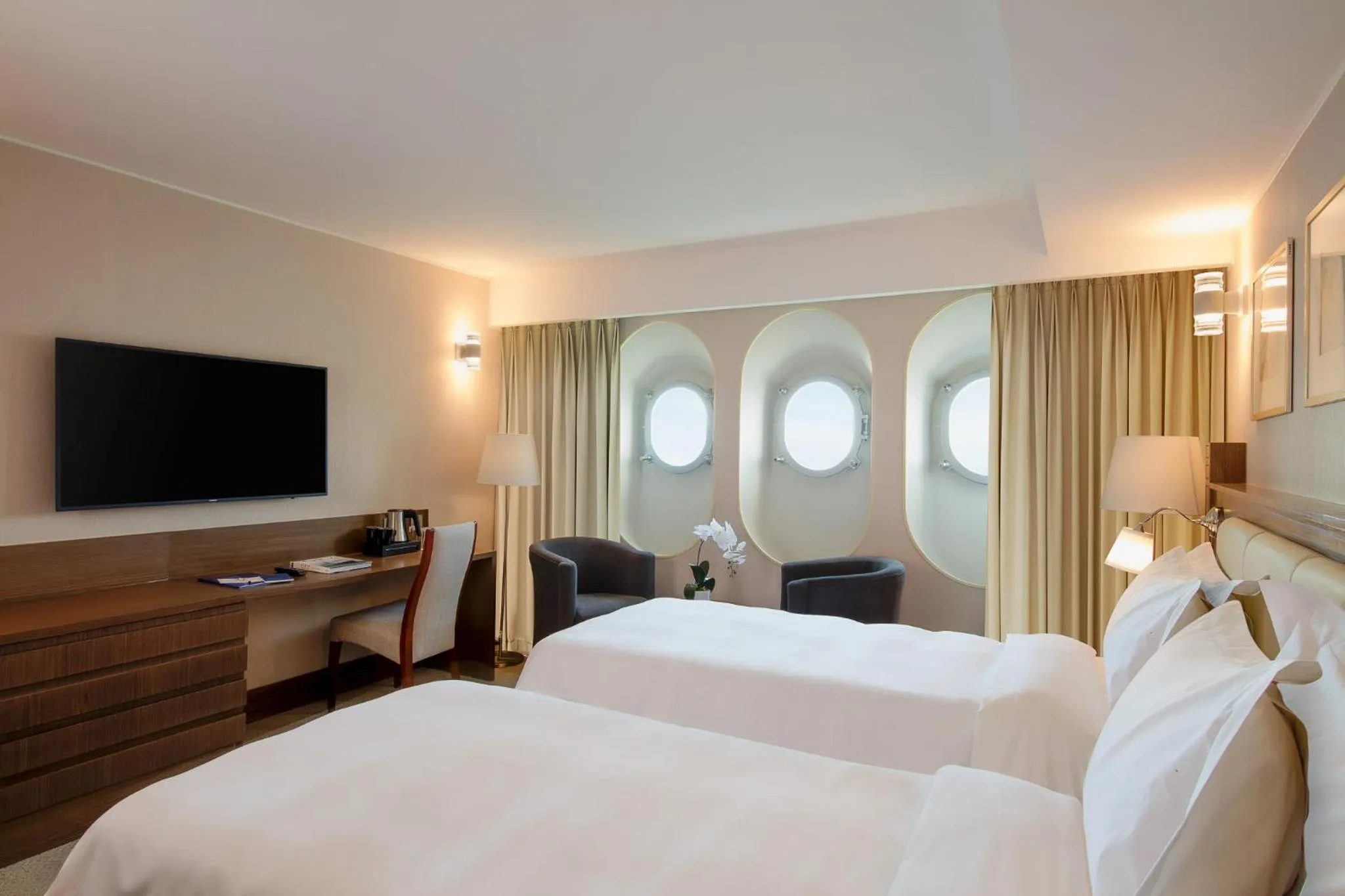 Superior Room with Two Single Beds and City View in Queen Elizabeth 2 Hotel