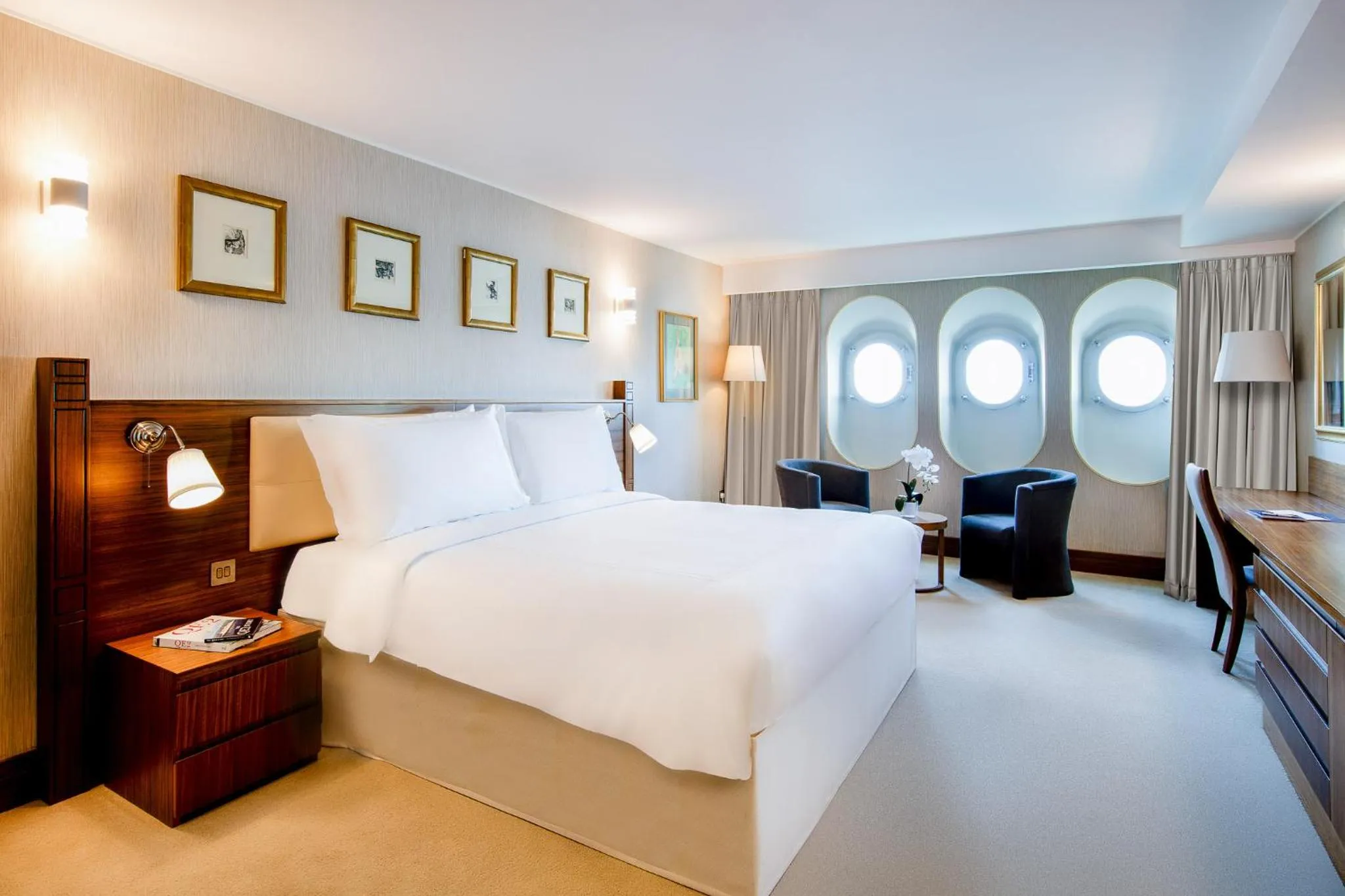 Deluxe Room City with One King Bed and Sea View in Queen Elizabeth 2 Hotel