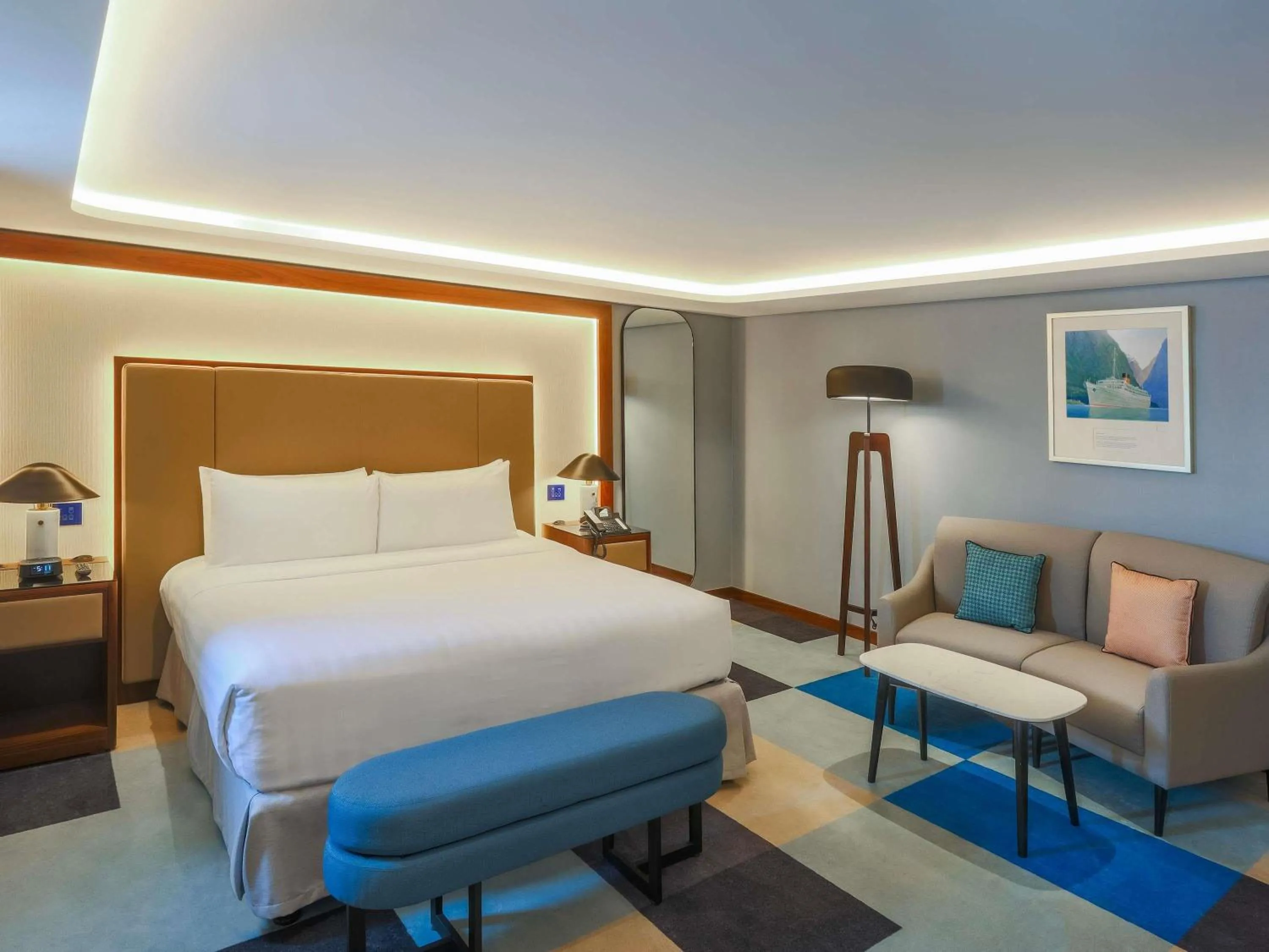 Captain's Room with One King Bed in Queen Elizabeth 2 Hotel