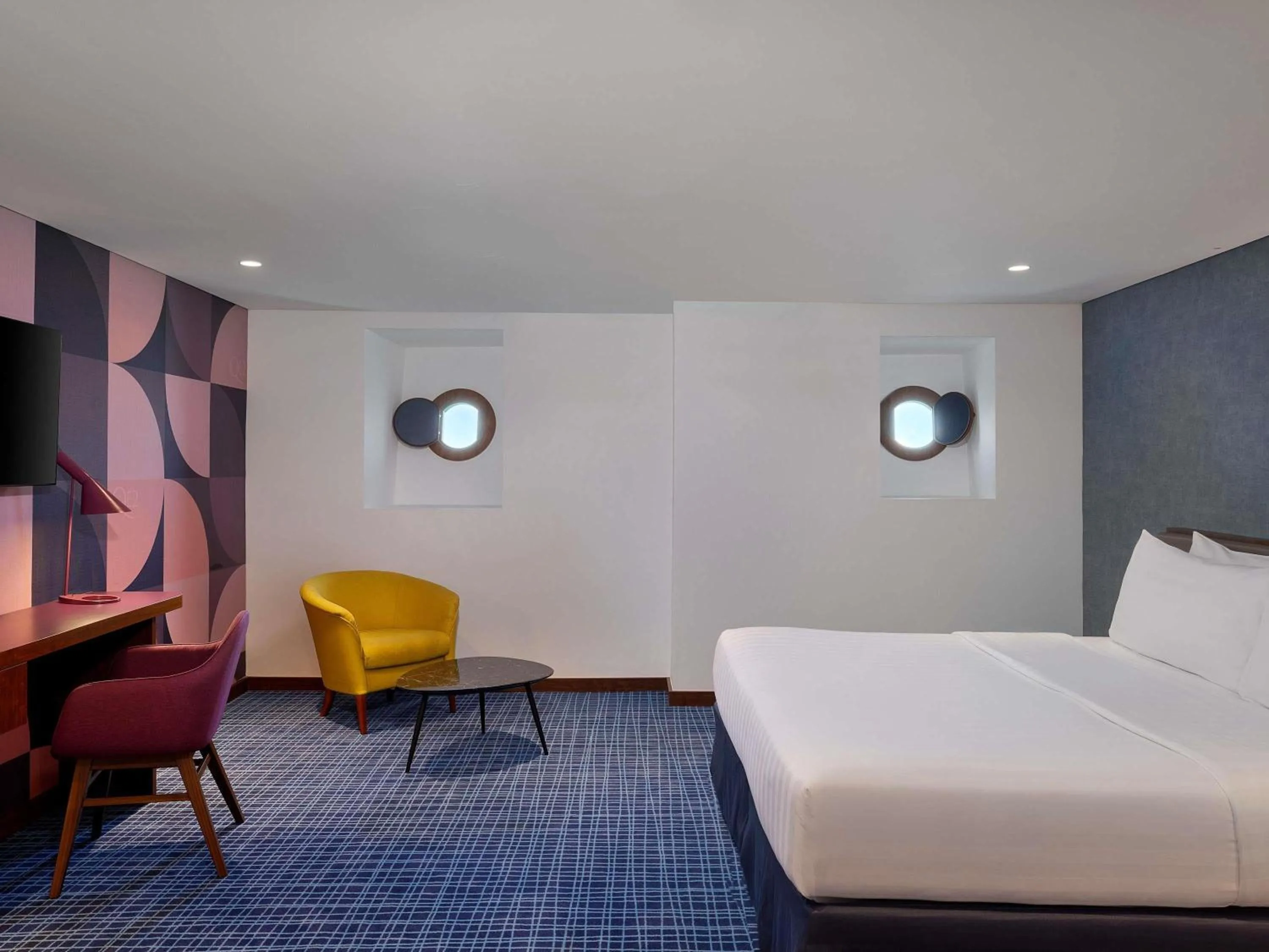 Deluxe King Room in Queen Elizabeth 2 Hotel