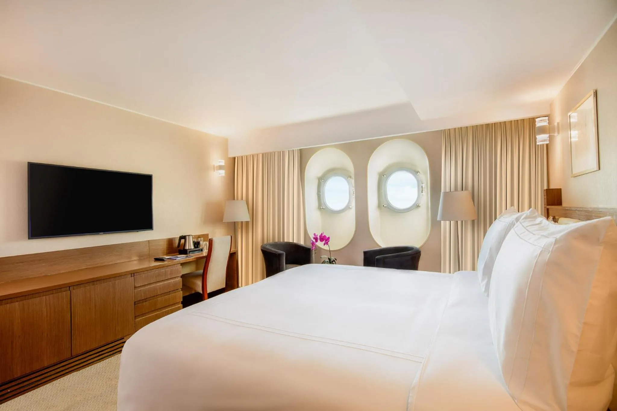 Superior Room Sea View with One King Bed in Queen Elizabeth 2 Hotel