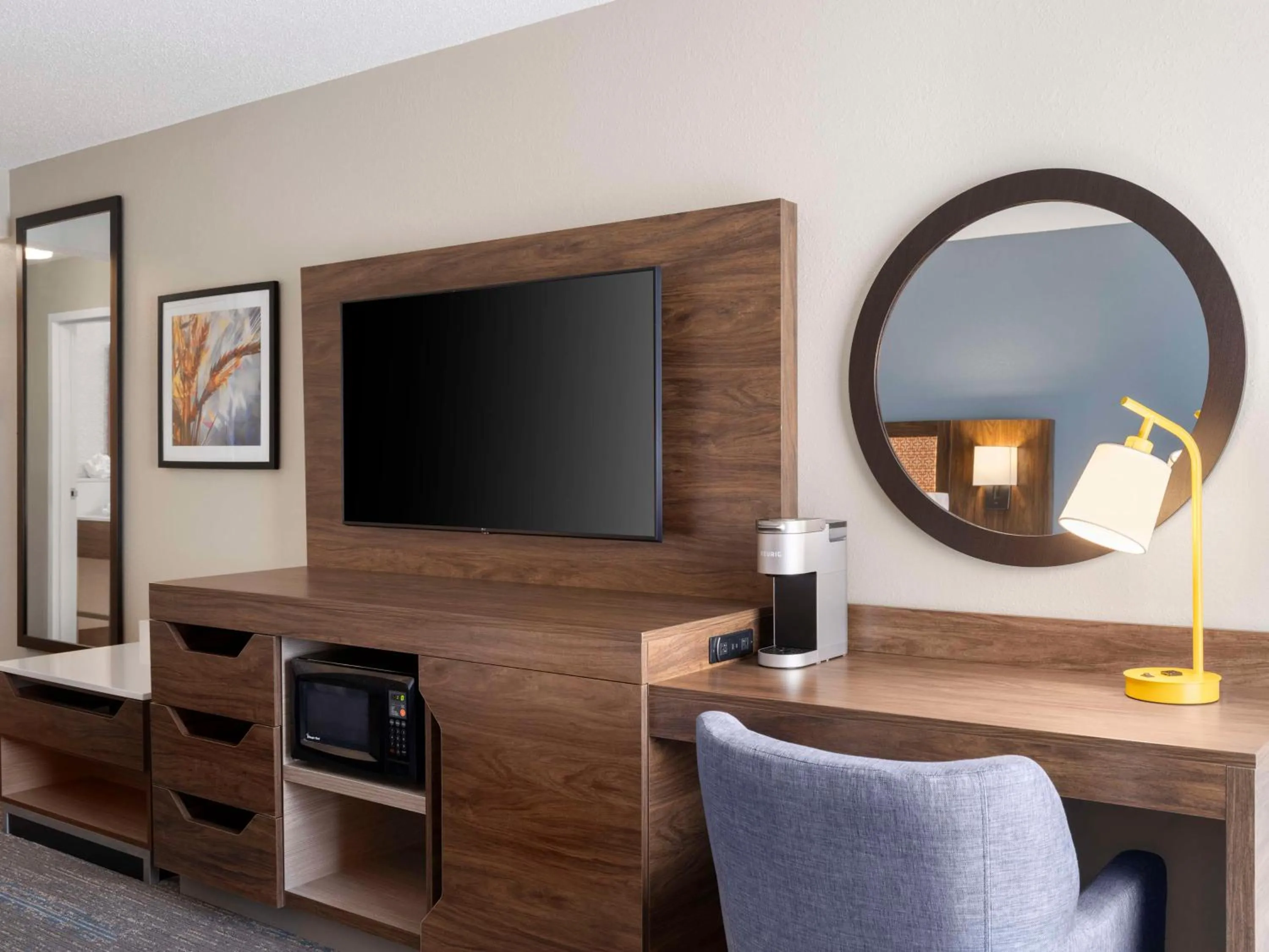 King Room with Sofa Bed - Non-Smoking in Hampton Inn Ottawa - Starved Rock Area