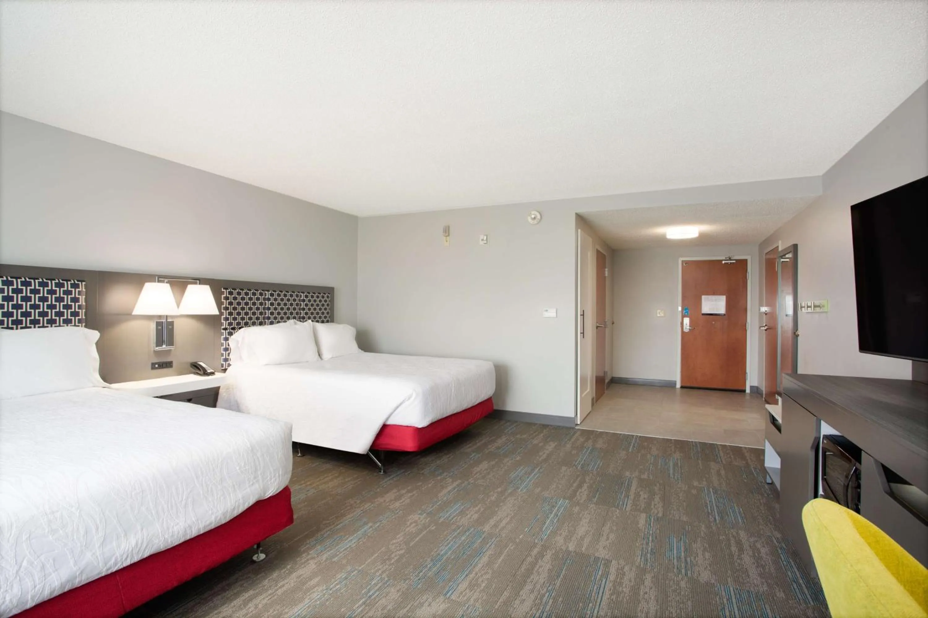 Photo of the whole room, Bed in Hampton Inn Elkins