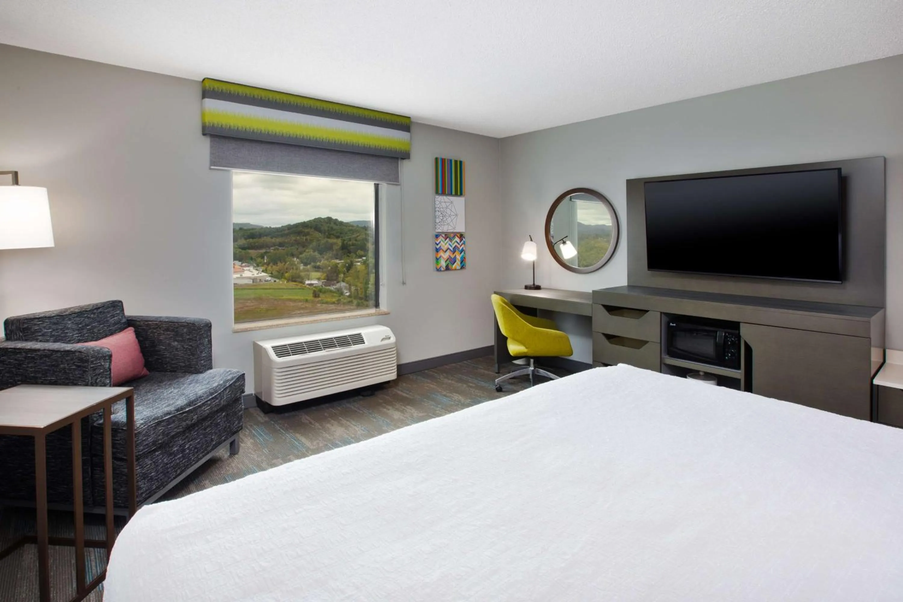 King Room with Mountain View - Non-Smoking in Hampton Inn Elkins