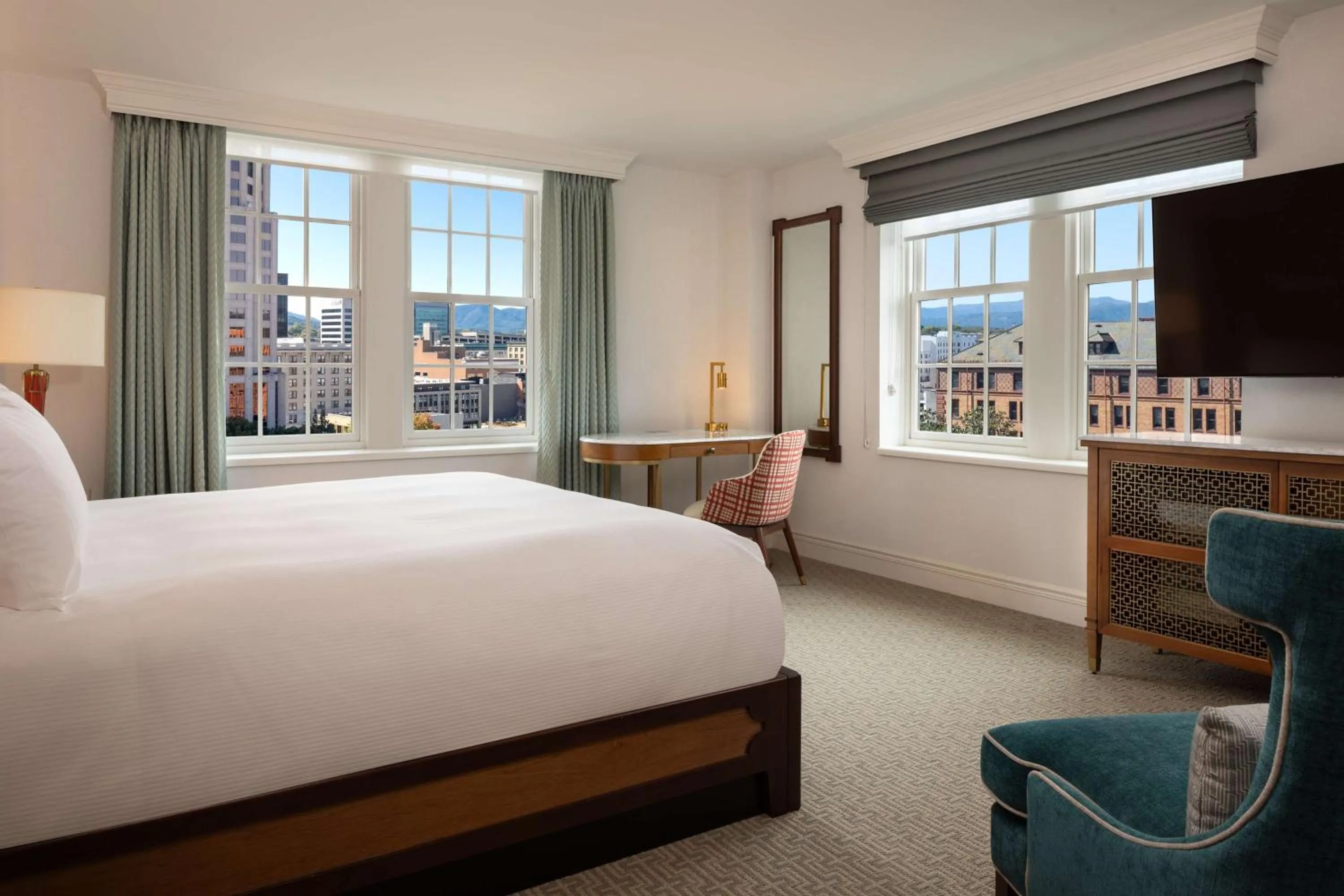 Deluxe King Corner Room in Hotel Roanoke & Conference Center, Curio Collection by Hilton