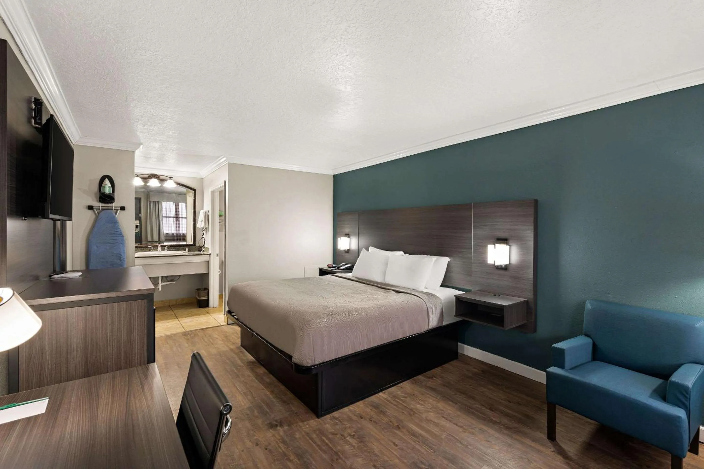 Bedroom, Bed in Quality Inn Ocean Springs - Biloxi East
