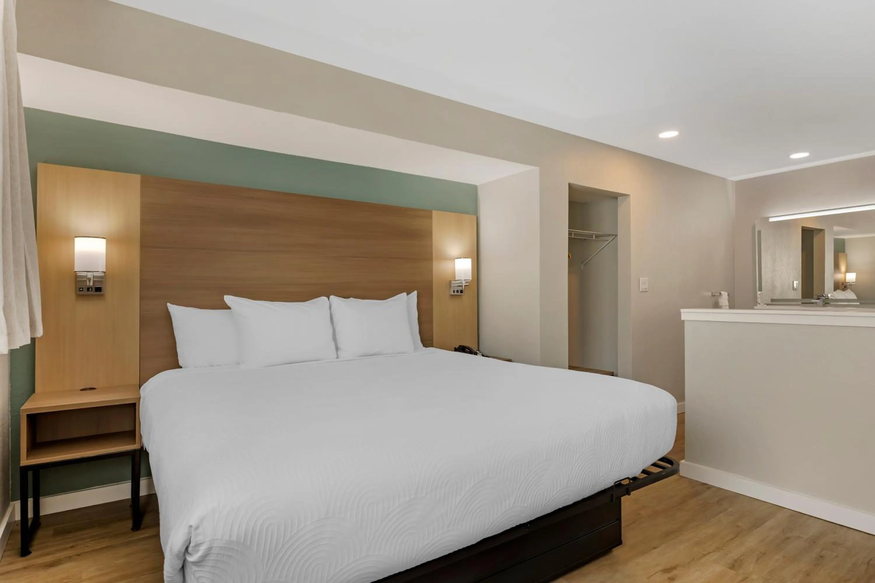 Bed in MainStay Suites Springfield South - Battlefield Rd