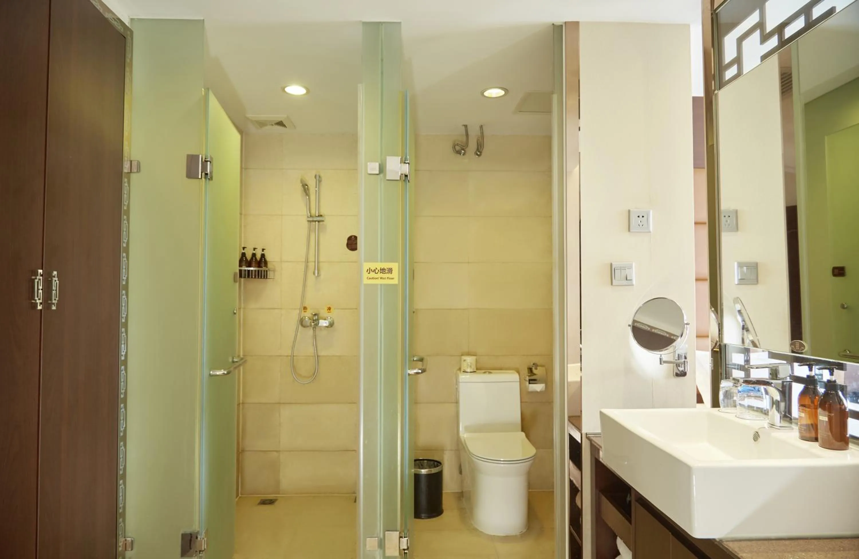 Shower in Beijing Sunflower Hotel--Beijing Universal Studios Resort