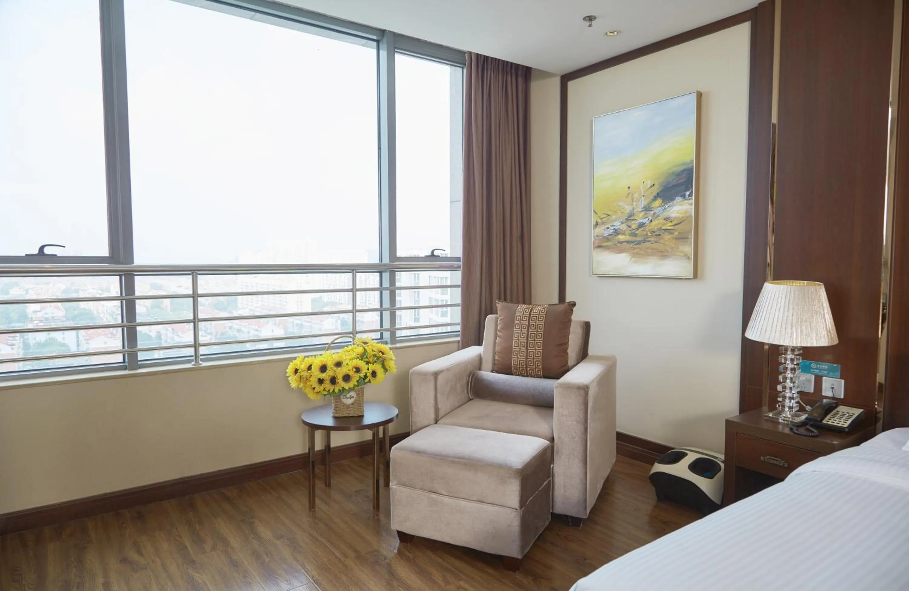 Photo of the whole room, Bed in Beijing Sunflower Hotel--Beijing Universal Studios Resort