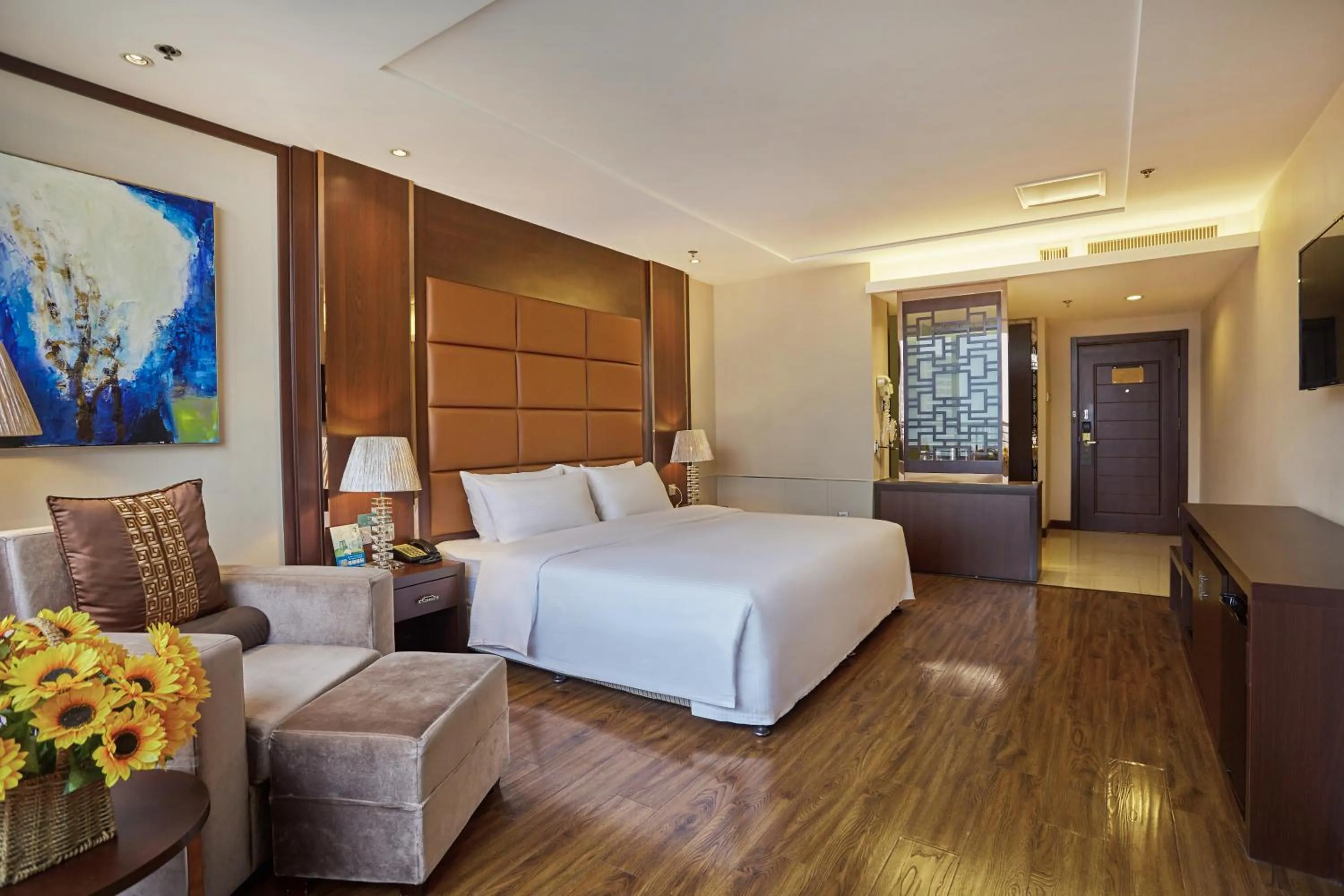 Photo of the whole room, Bed in Beijing Sunflower Hotel--Beijing Universal Studios Resort