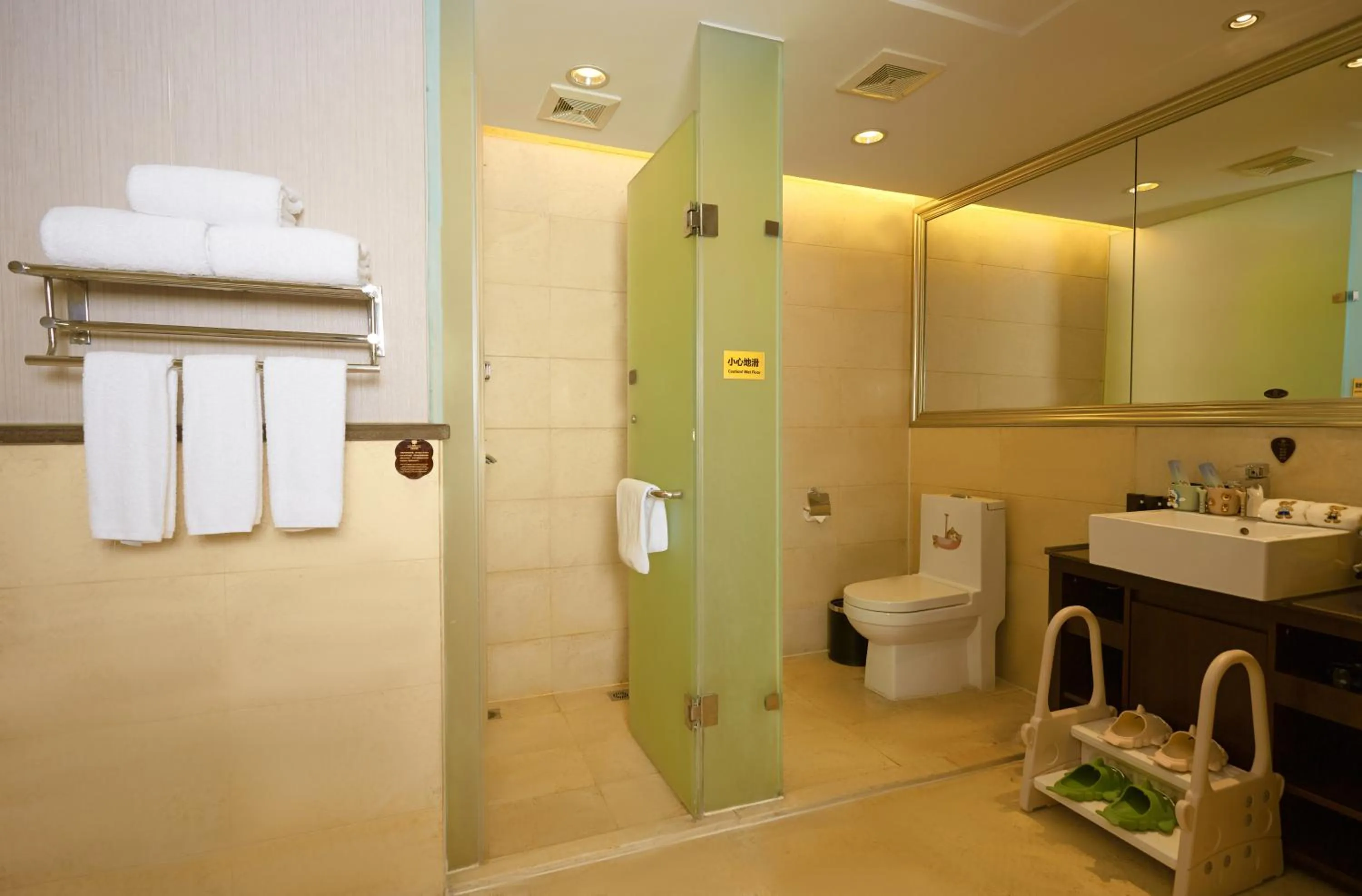 Toilet in Beijing Sunflower Hotel--Beijing Universal Studios Resort