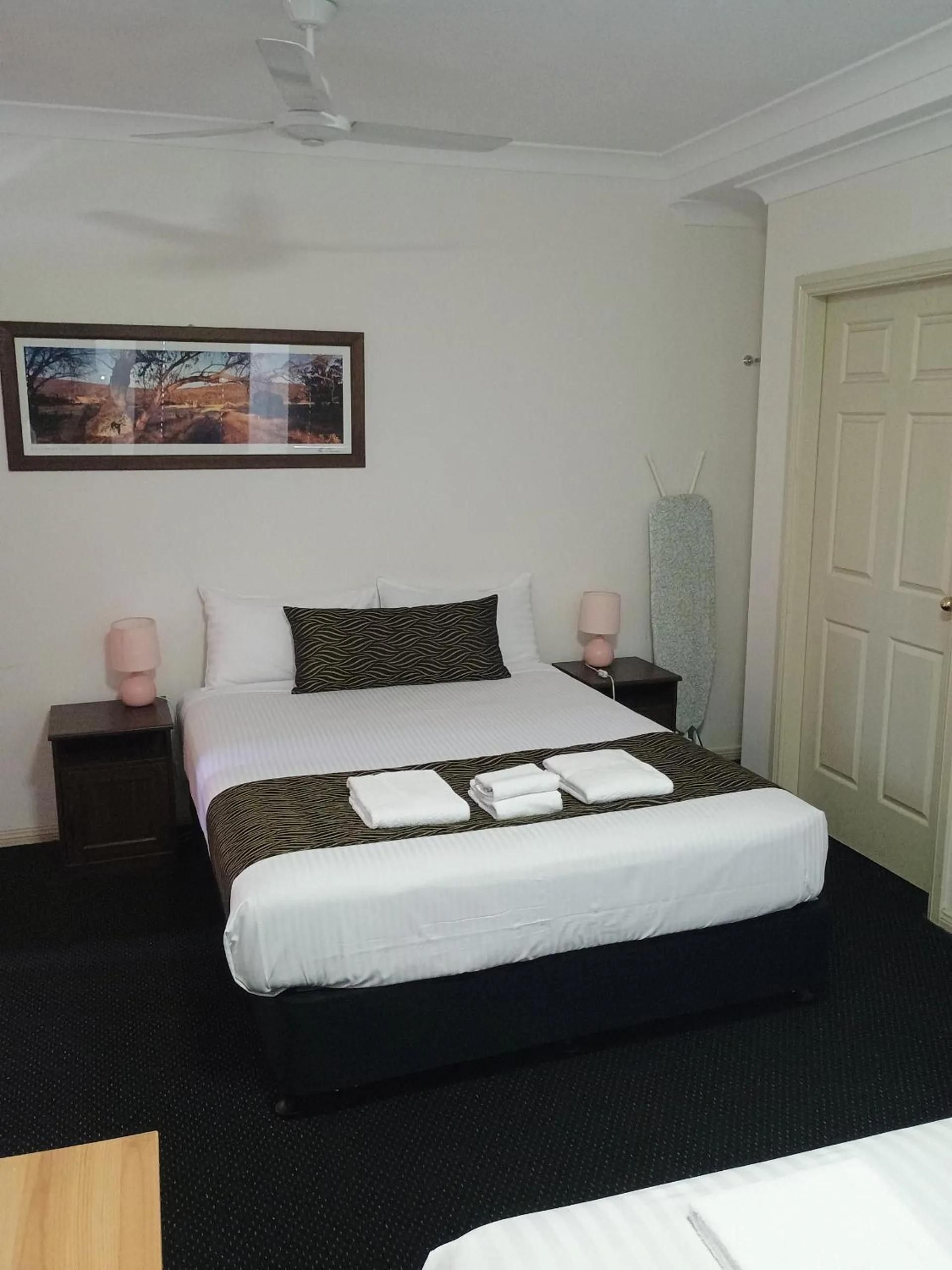 Standard Twin Room in Across Country Motor Inn
