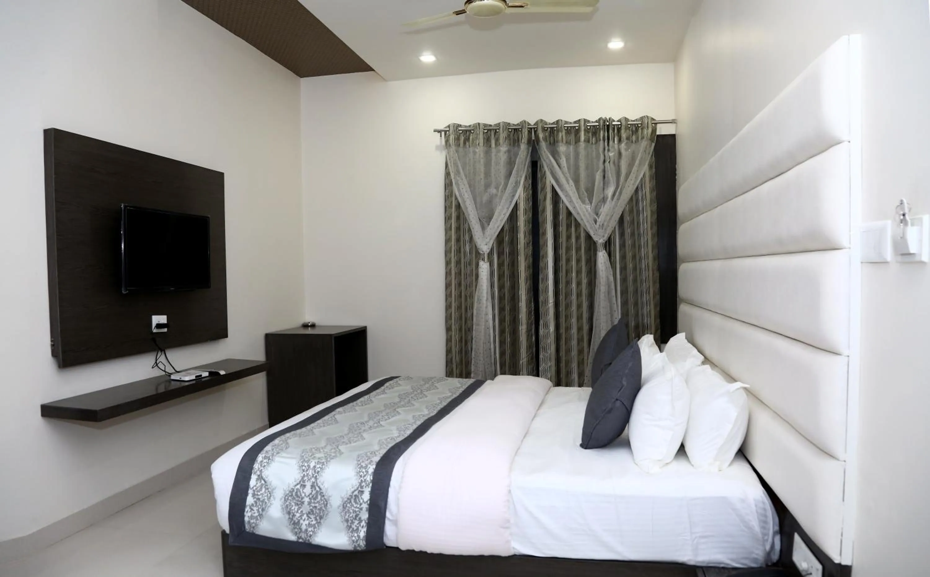 Deluxe Double Room in Royal Hopp-Inn Chittorgard