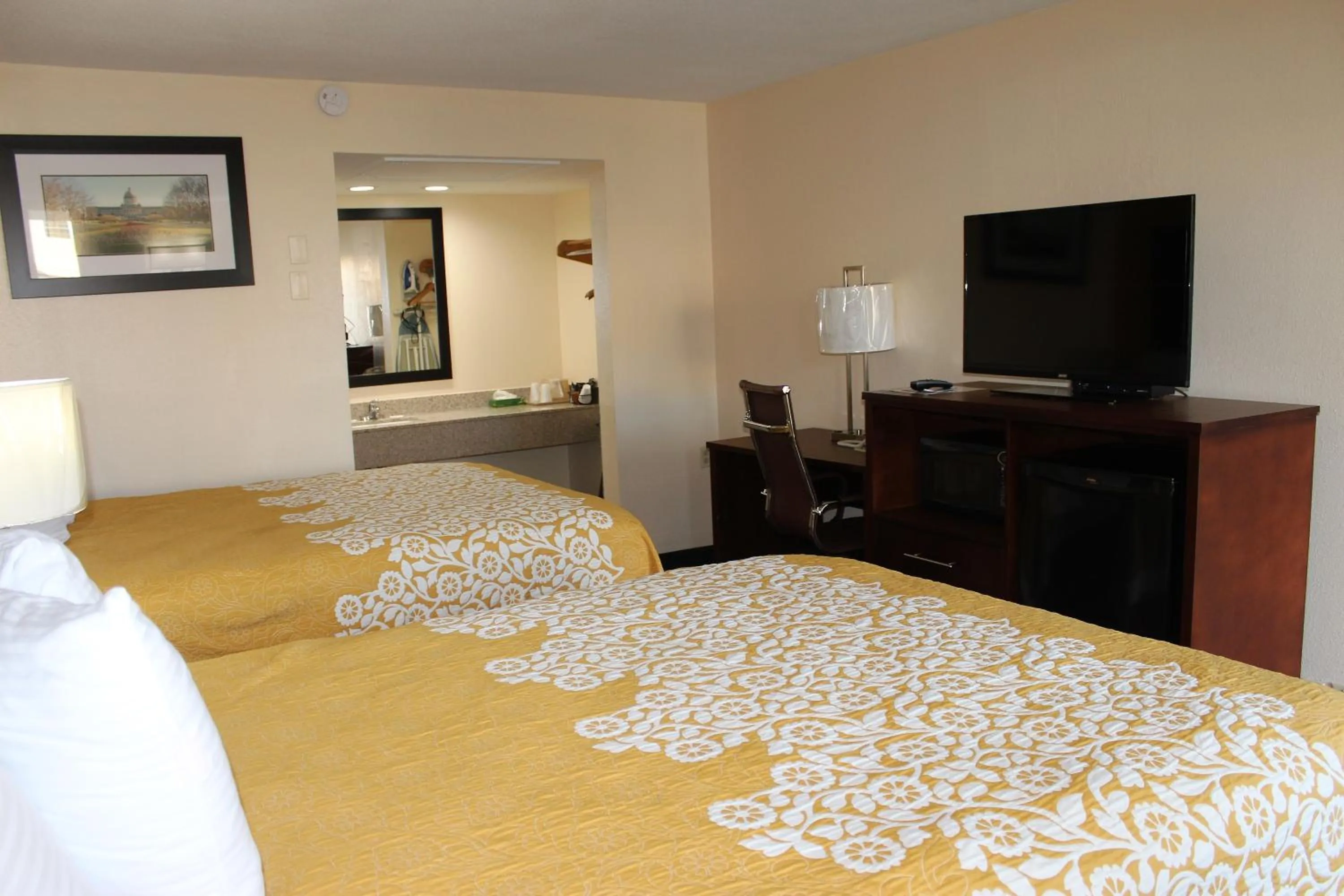 Queen Room with Two Queen Beds - Non-Smoking in Bluegrass Inn