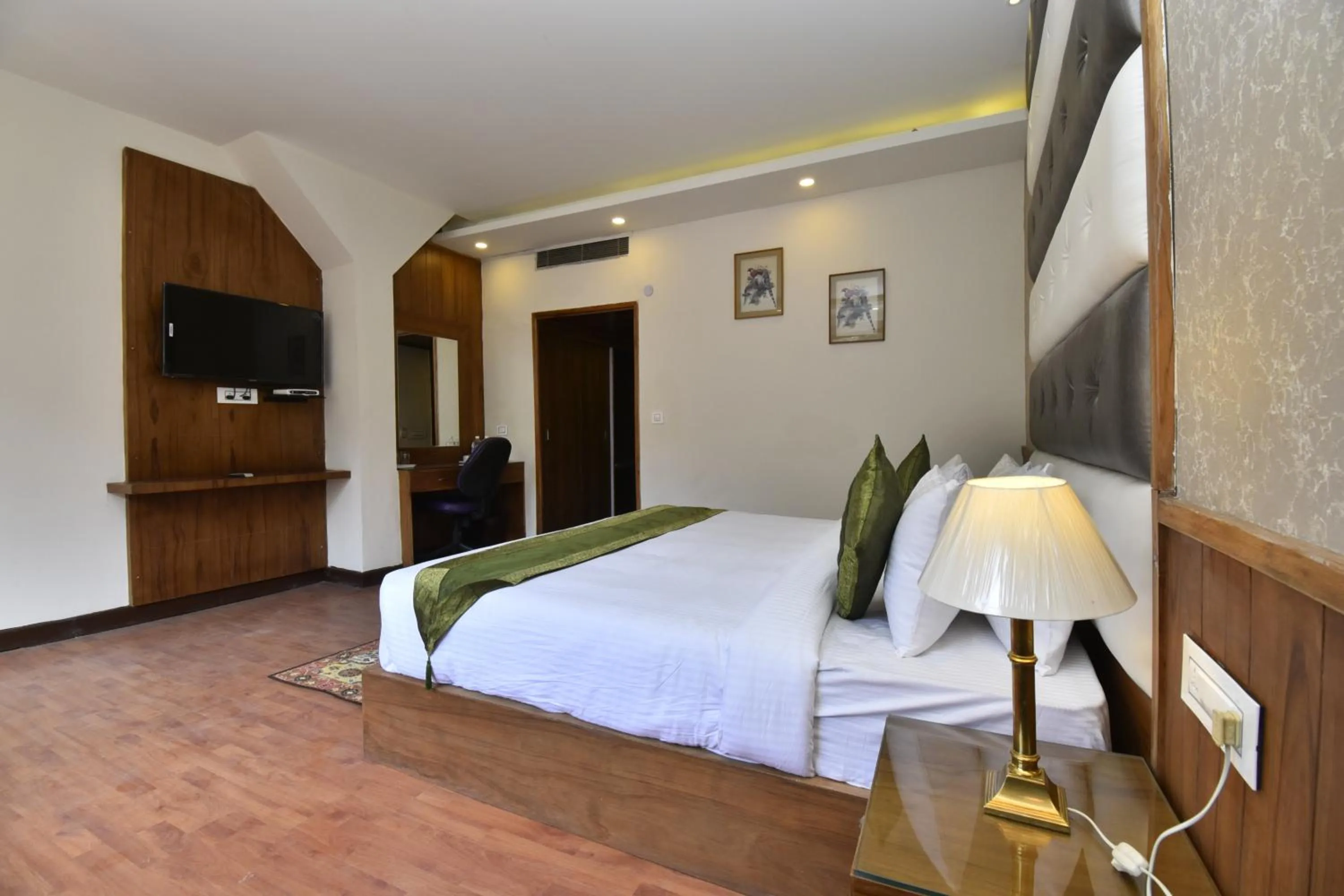 Family Double Room 4 Bed in Hotel Snowcrests Manor