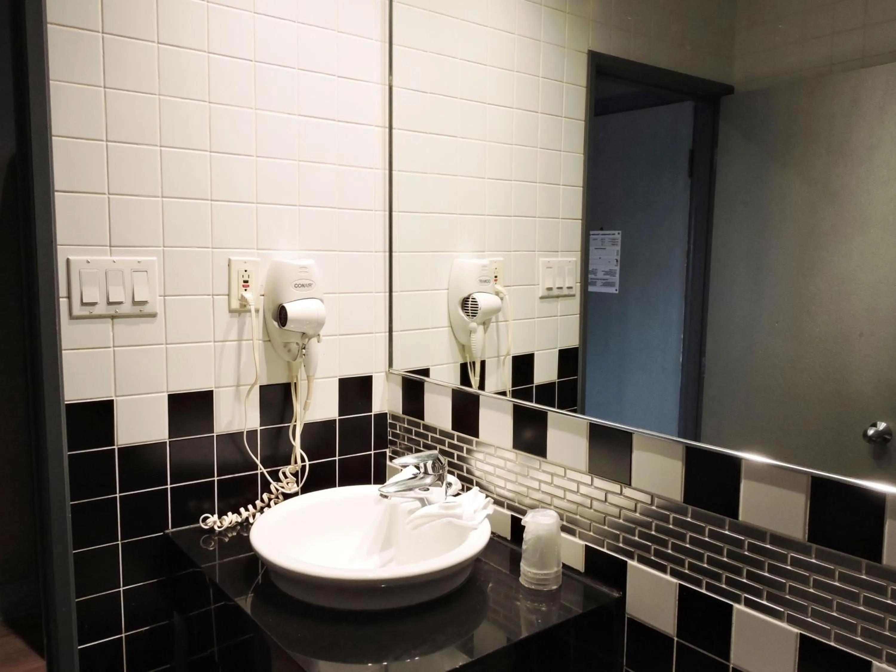 Family Room in Hotel Newstar Montréal