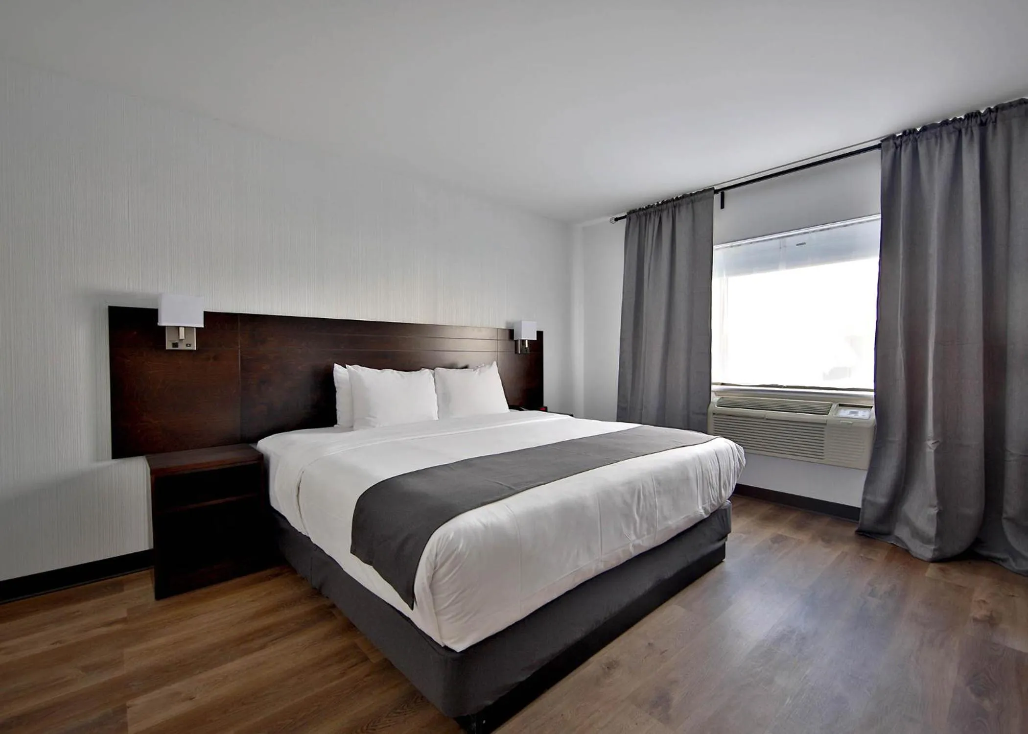 Standard King Room with Kitchenette in Hotel Newstar Montréal