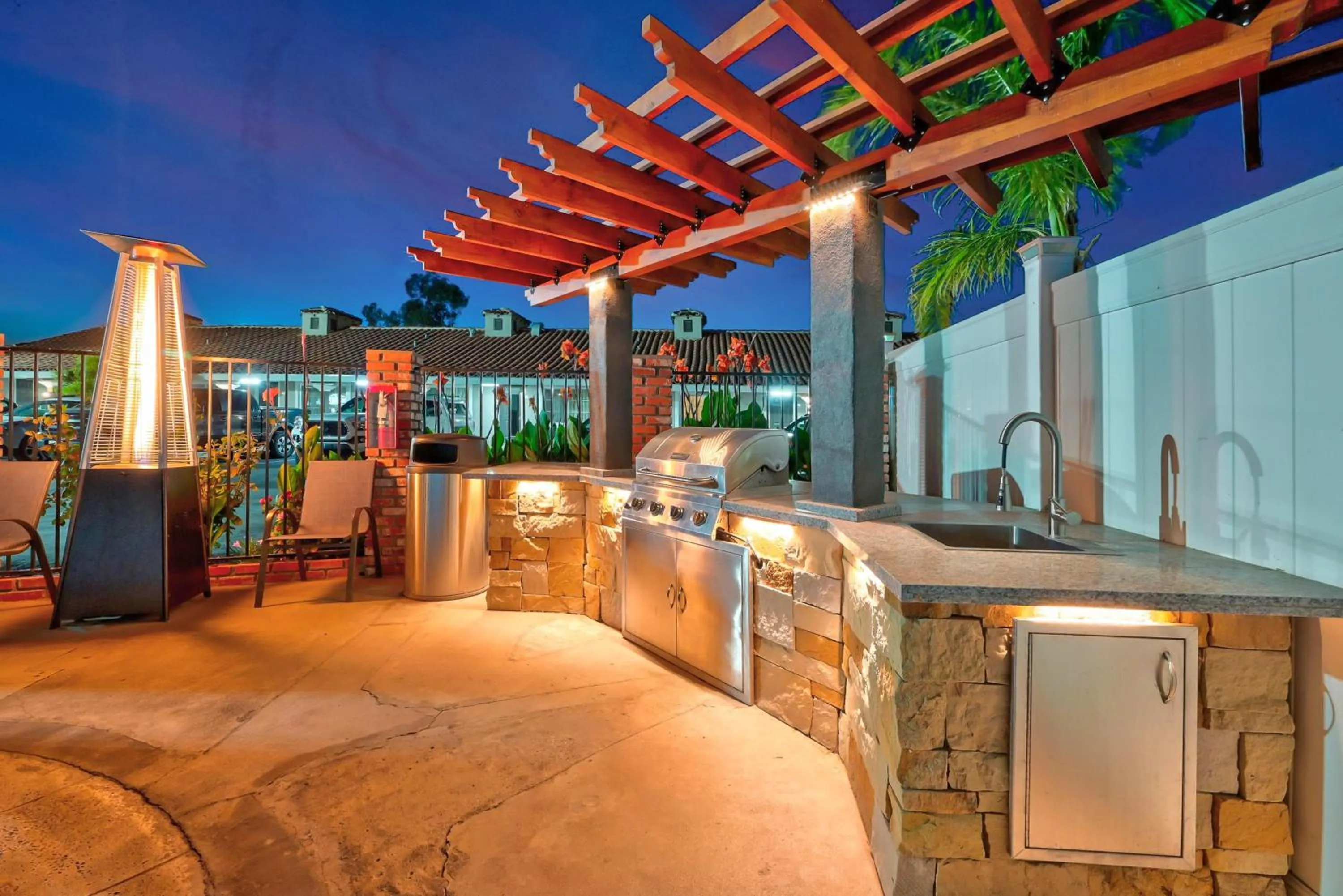 Queen Room in Traveler's Inn Williams, CA Modern Renovated Hotel