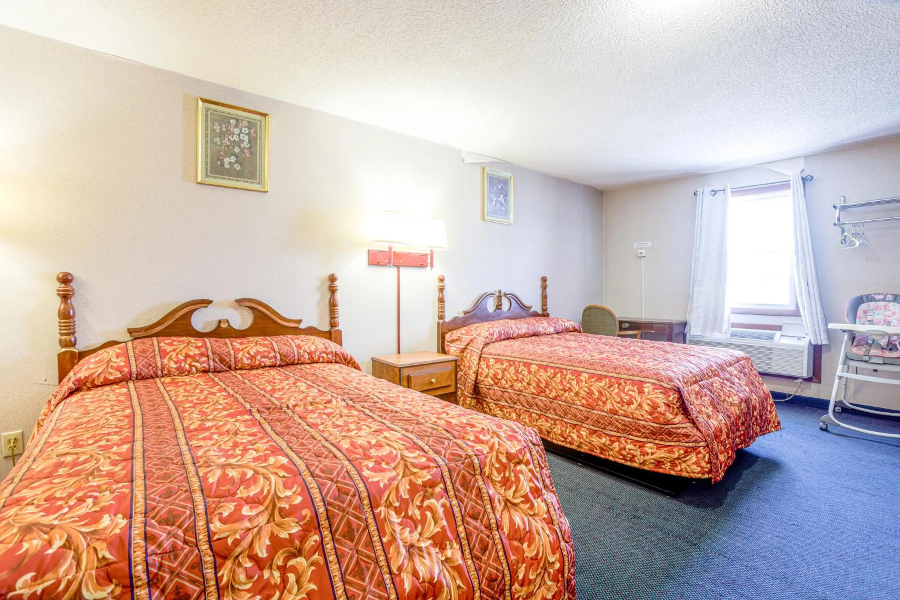 3 Full Beds Non-Smoking in Dutch Motel Palmyra