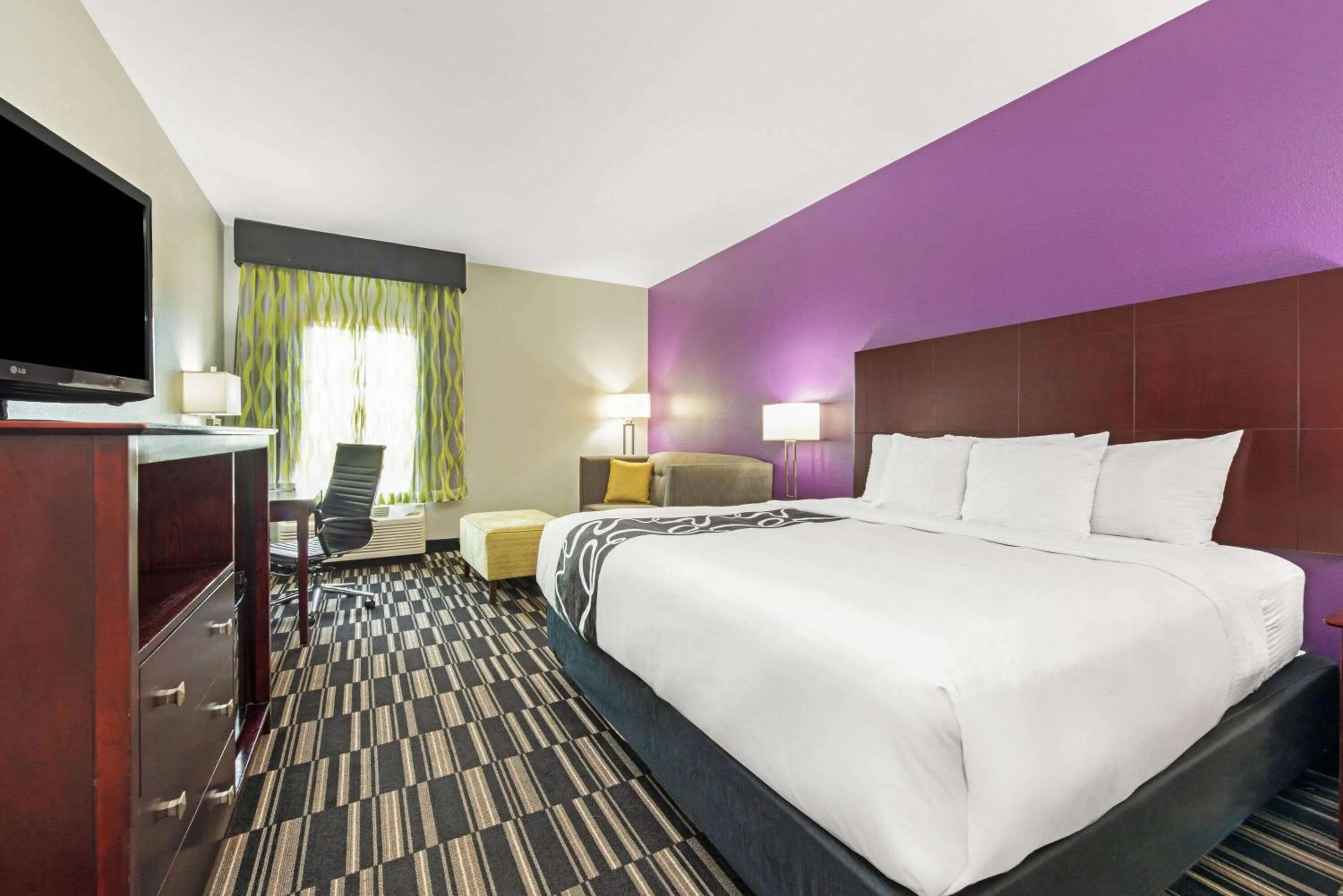 Deluxe King Room with Bath Tub - Mobility/Hearing Accessible - Non-Smoking in La Quinta by Wyndham Bridge City-Orange