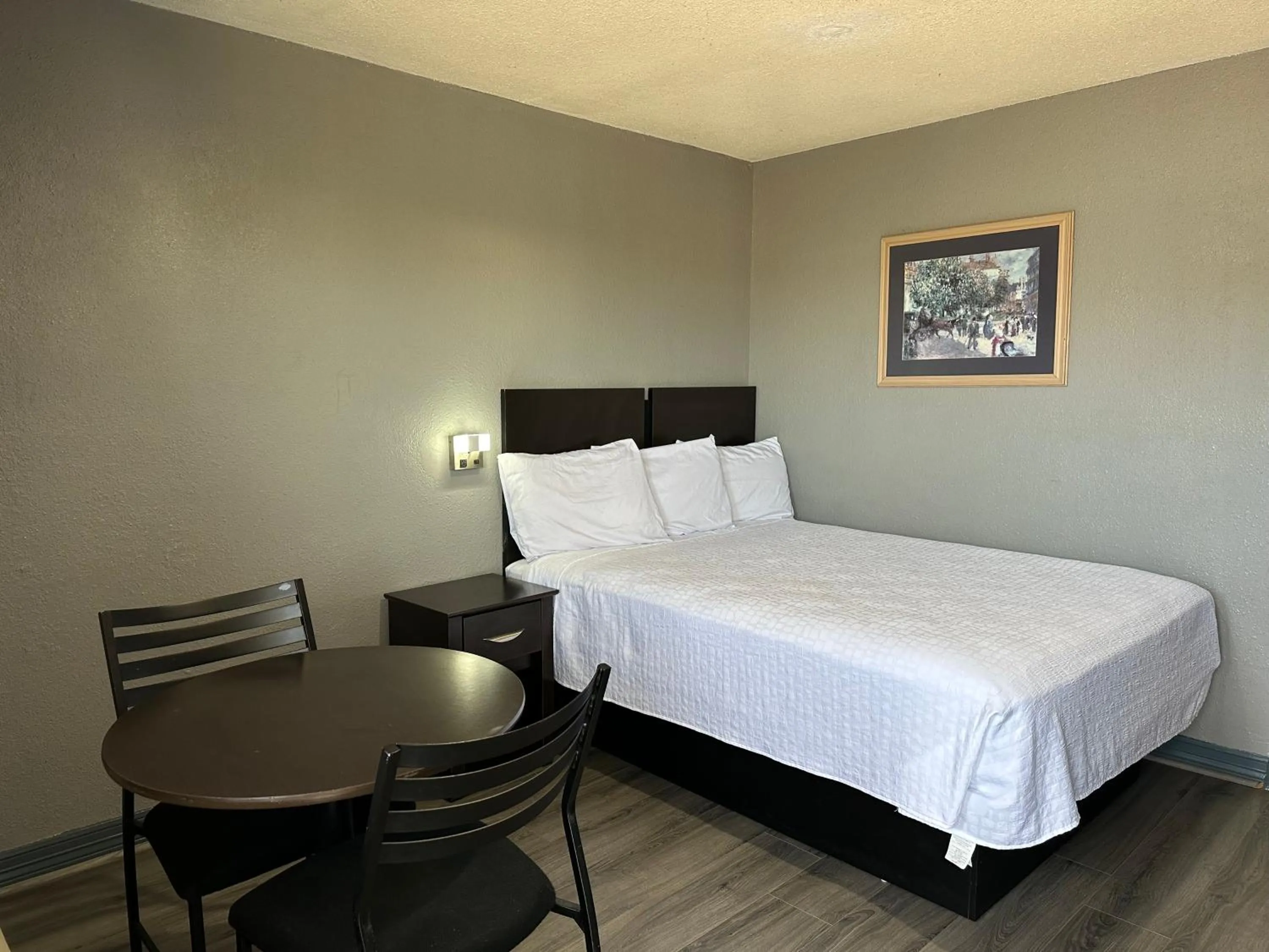 Queen Room in Americas Best Value Inn and Suites Groves