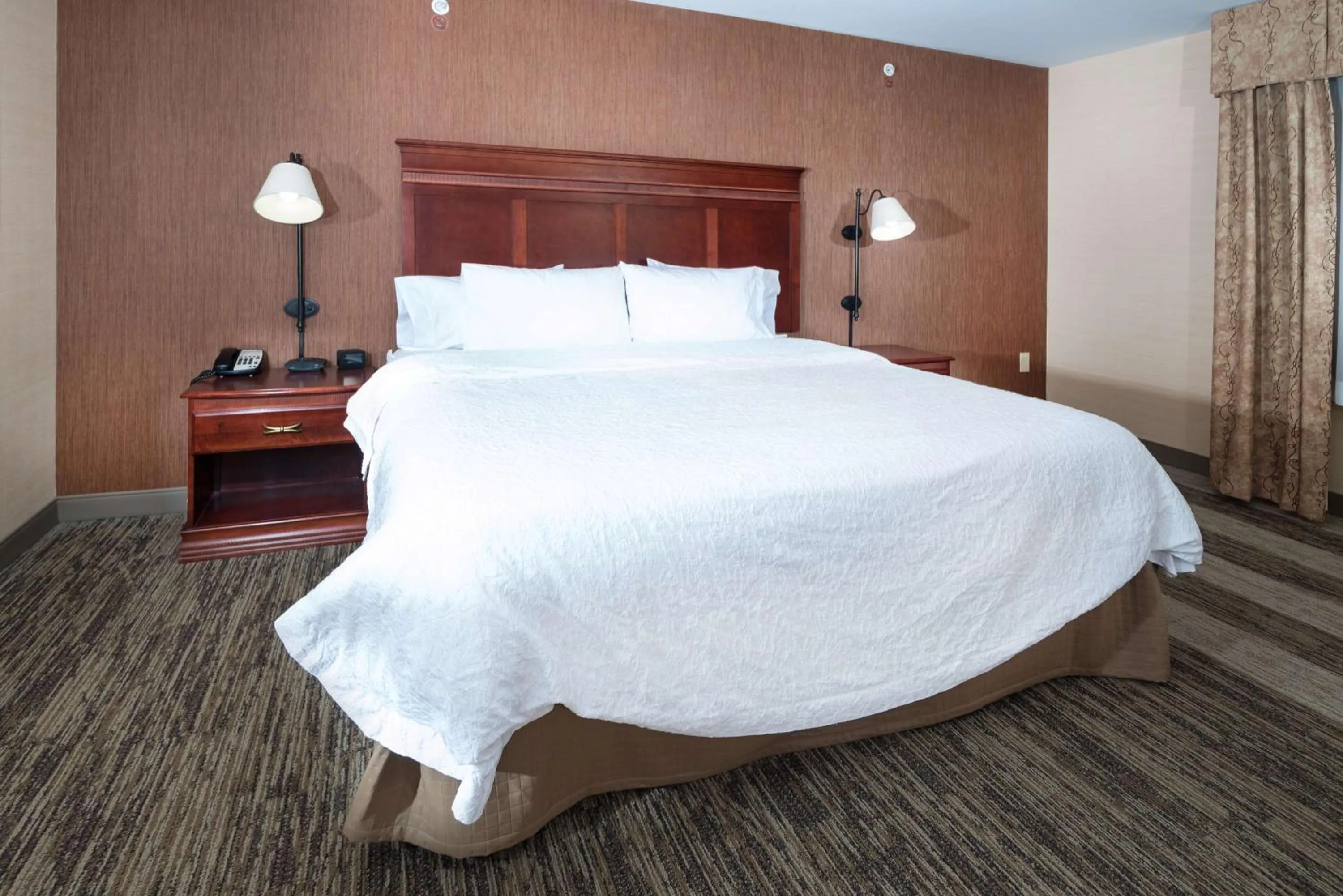 King Room with Roll-In Shower - Mobility and Hearing Access/Non-Smoking in Hampton Inn & Suites Greensburg
