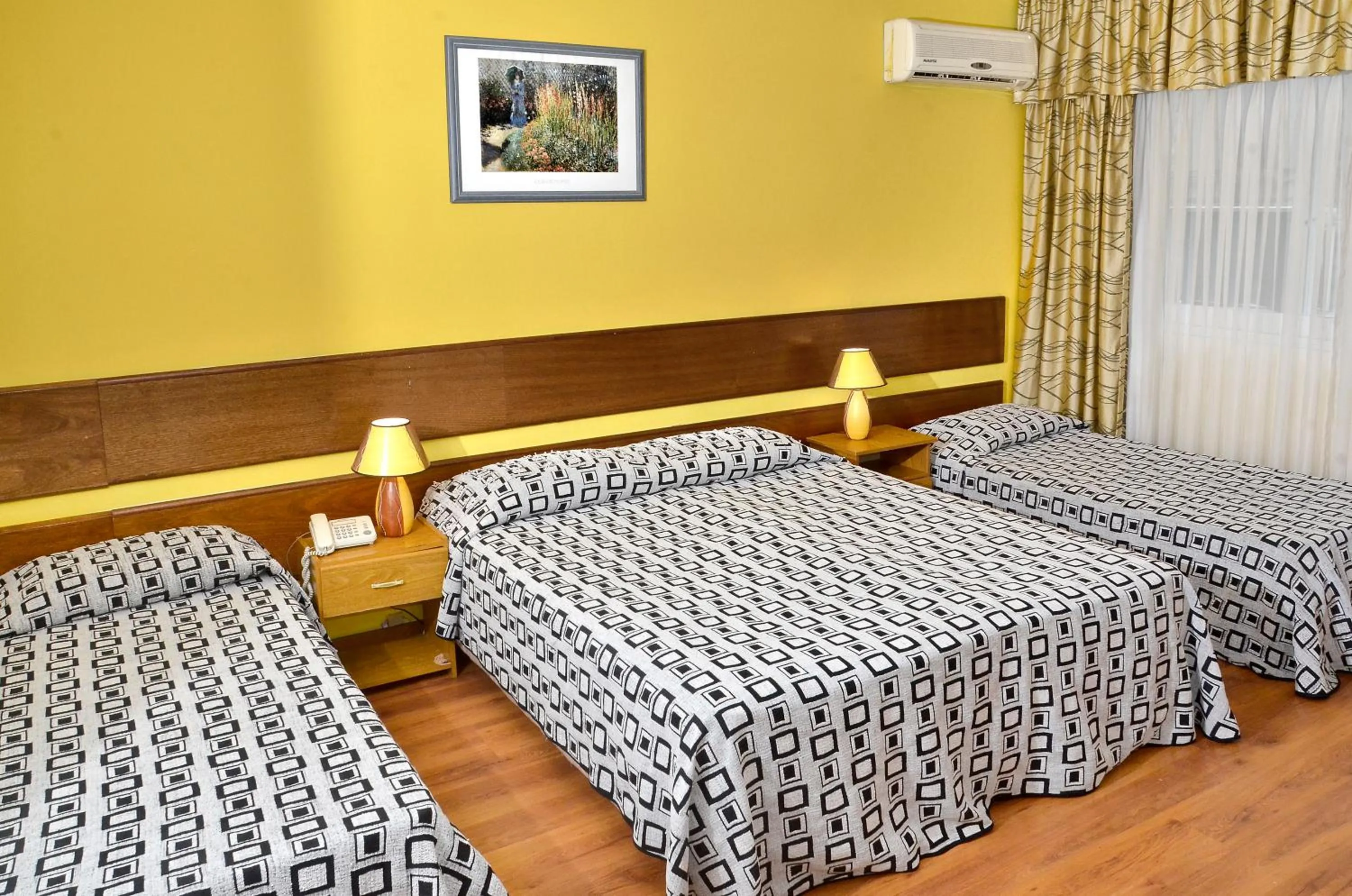 Standard Quadruple Room in Hotel Hispano