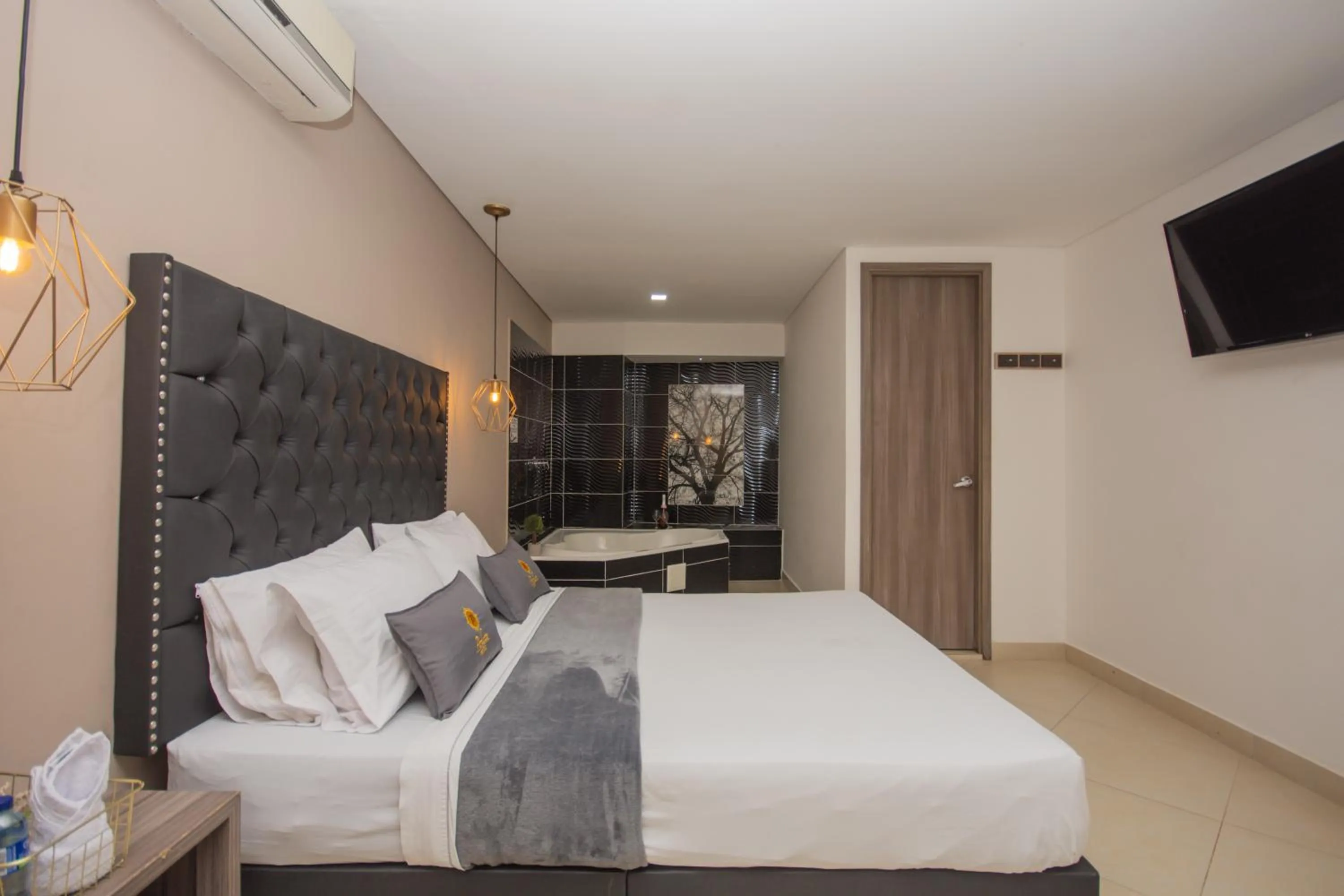 Deluxe Suite with Spa Bath - single occupancy in Hotel Perlatto