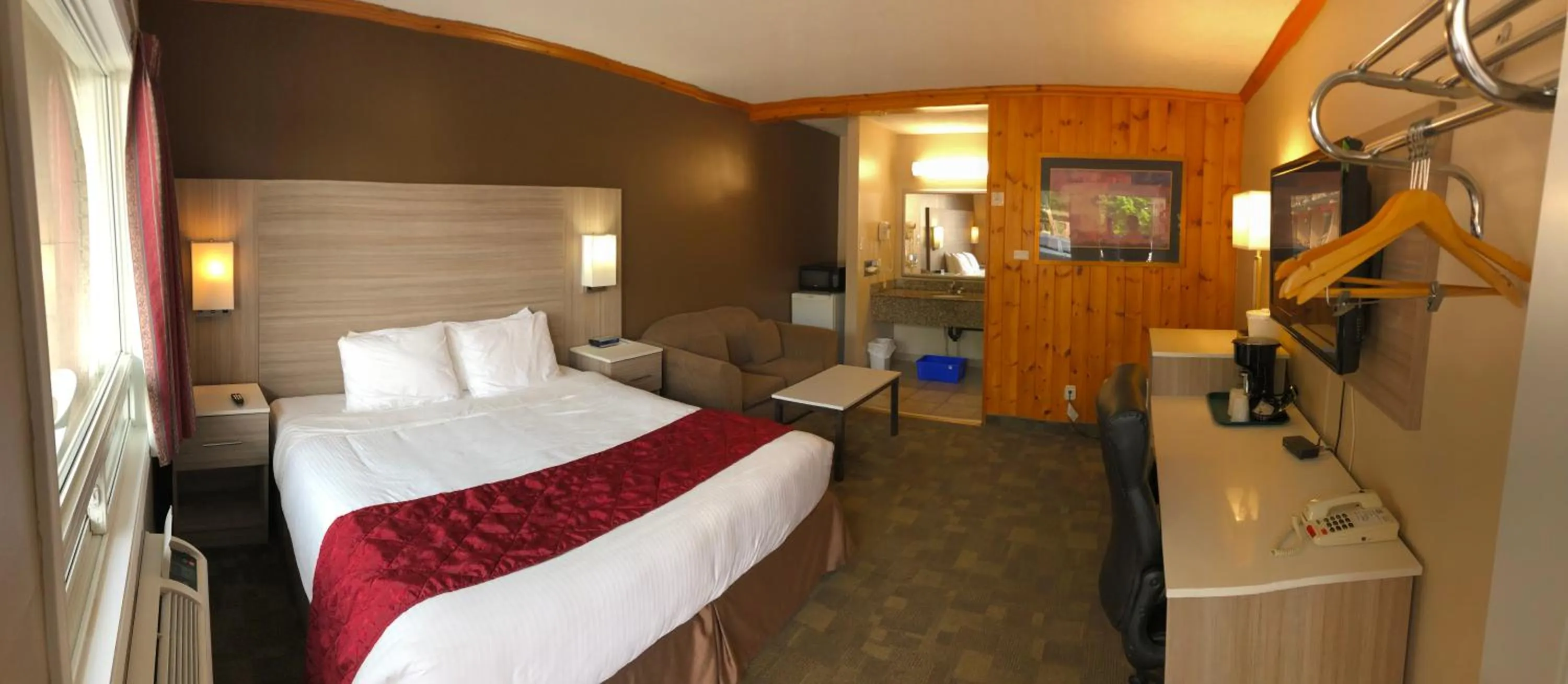 King Room - Non-Smoking in Knights Inn Huntsville