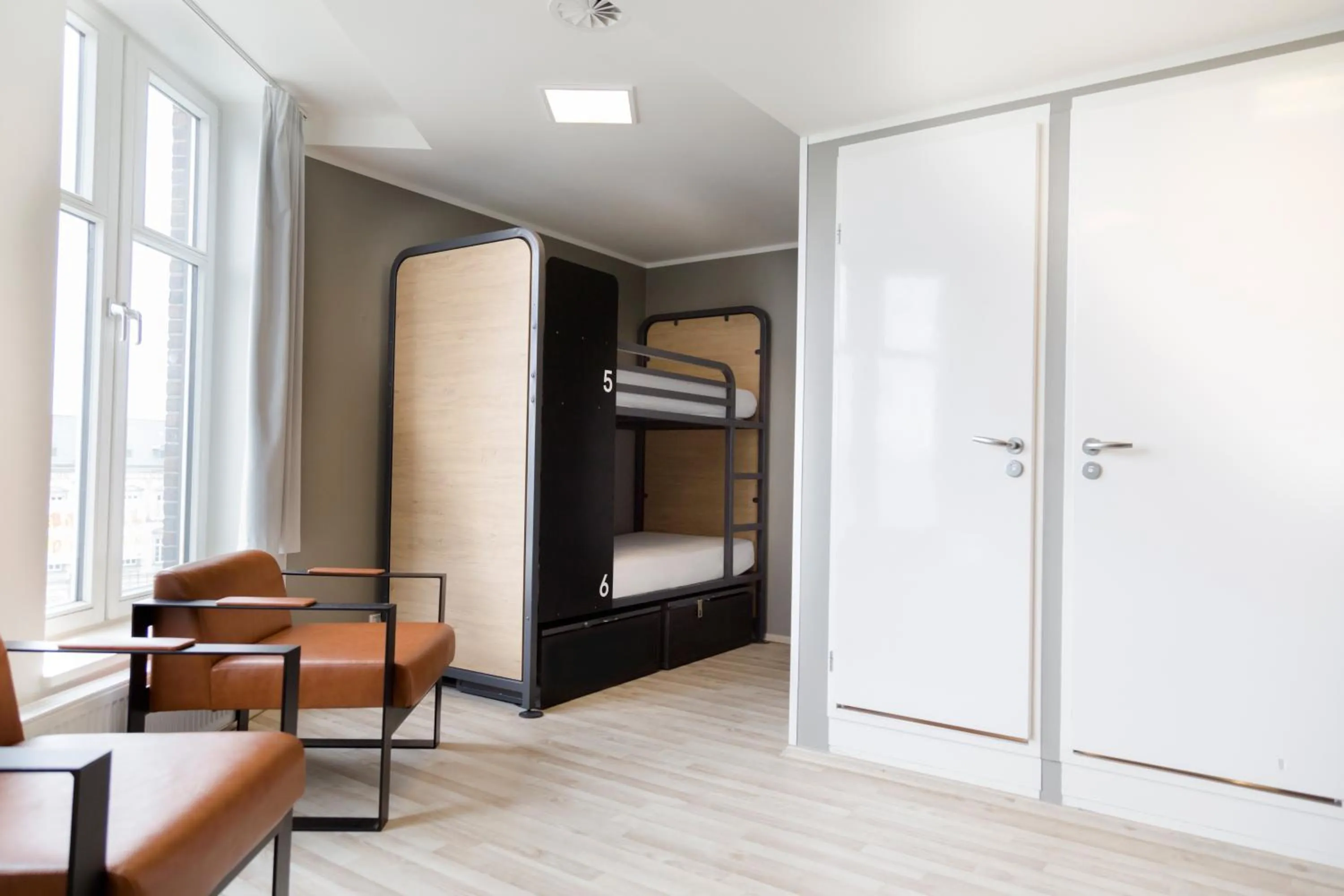 6-Bed Room with Private Bathroom in Generator Hamburg