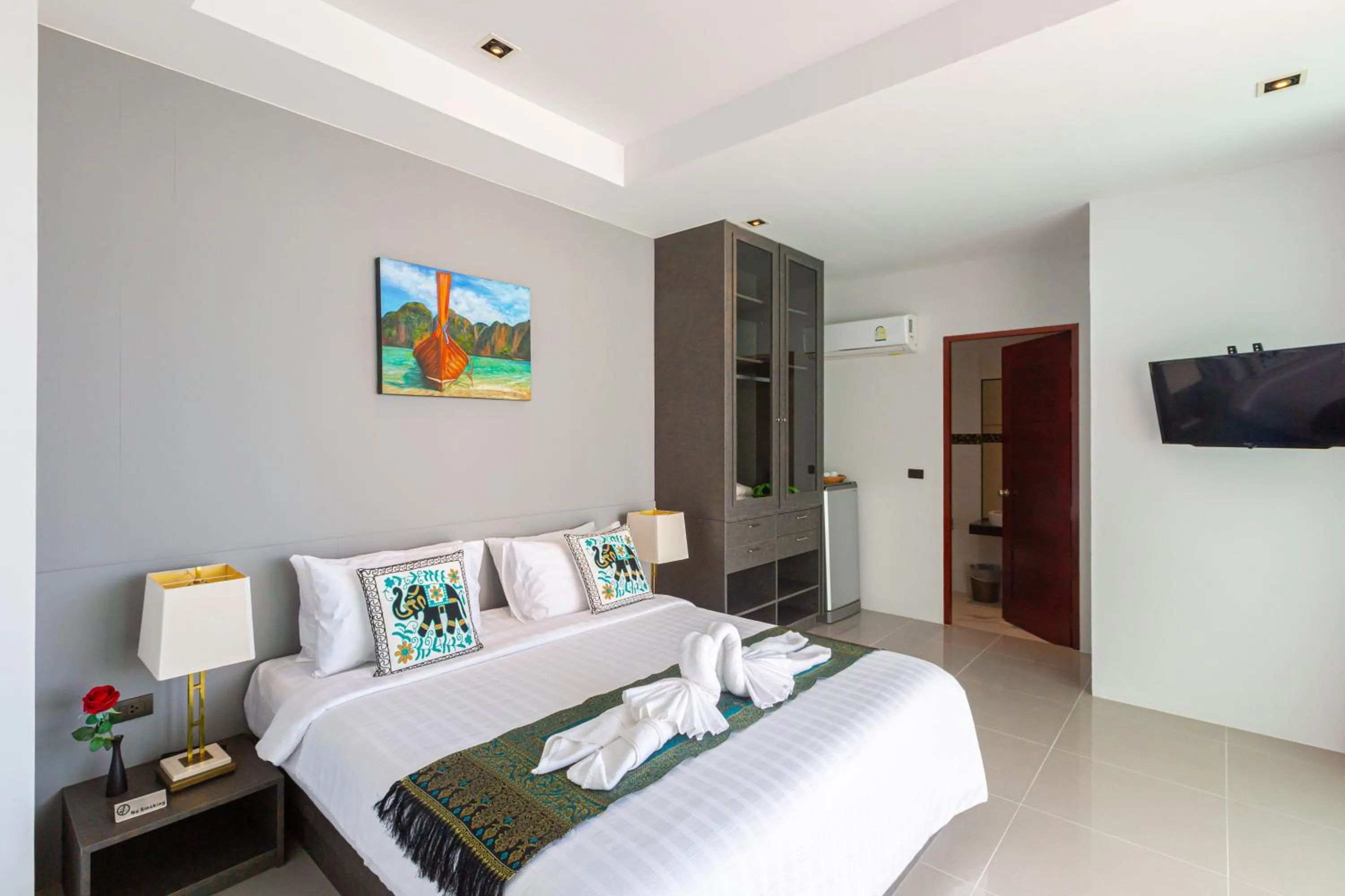 Superior Double Room in Rossarin Sea View Patong