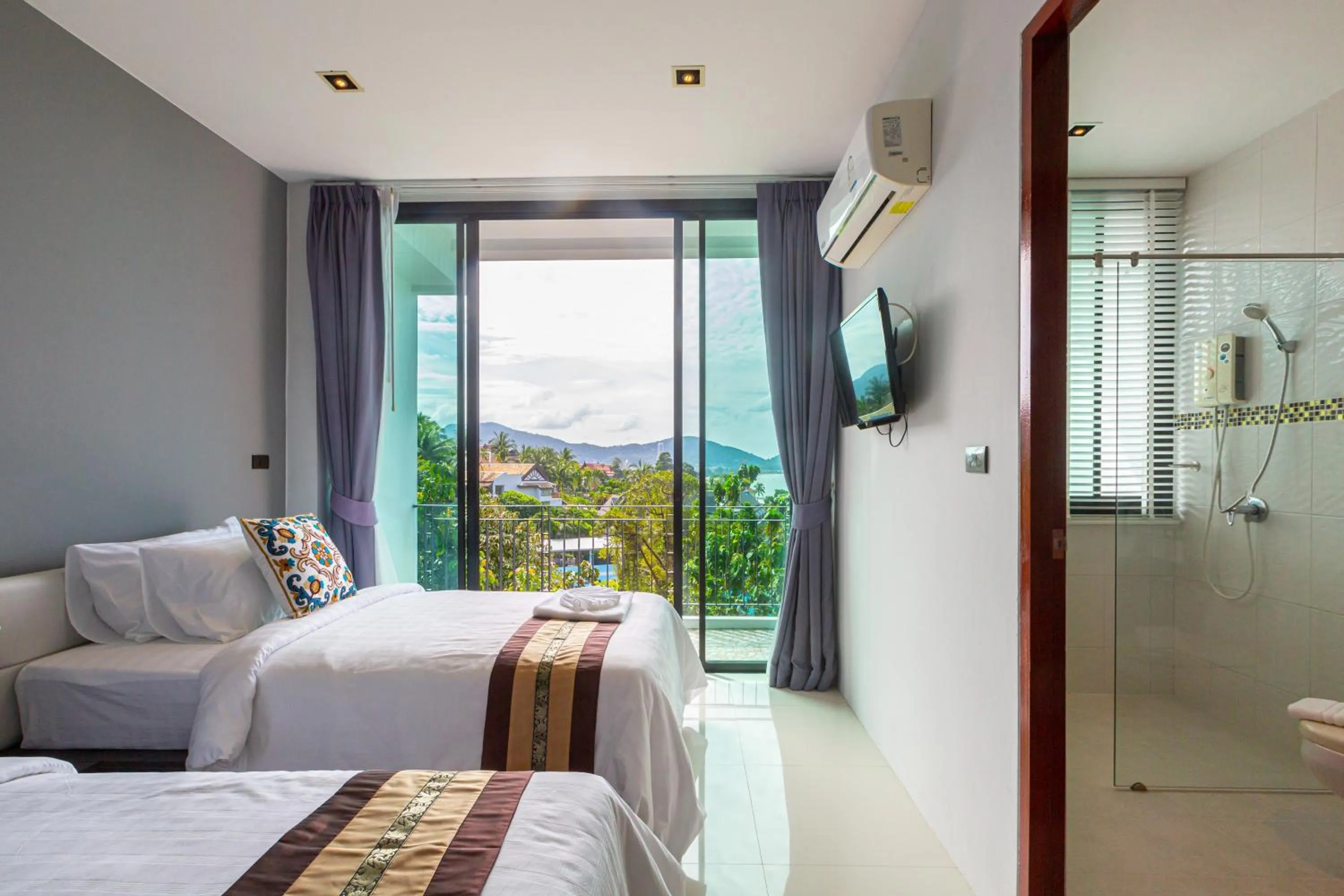 Standard Twin Room with Sea View in Rossarin Sea View Patong