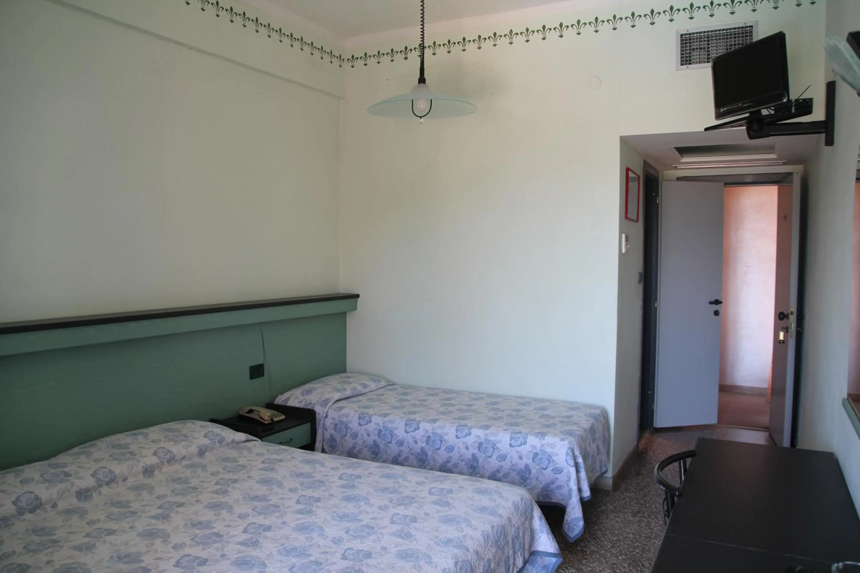 Classic Triple Room with Terrace in Hotel Palm Beach