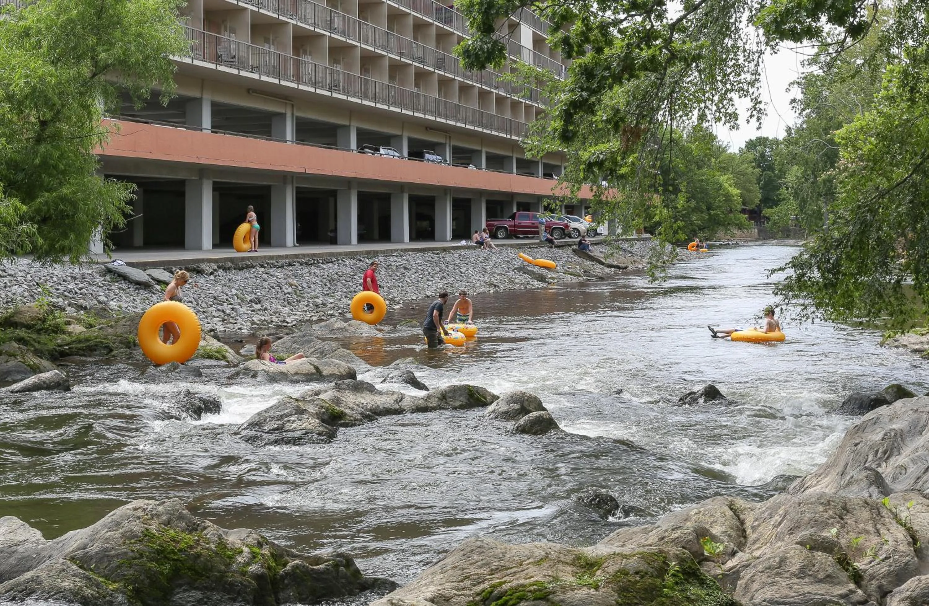 King with Two King Beds and Kitchenette, Groundfloor in Creekstone Inn