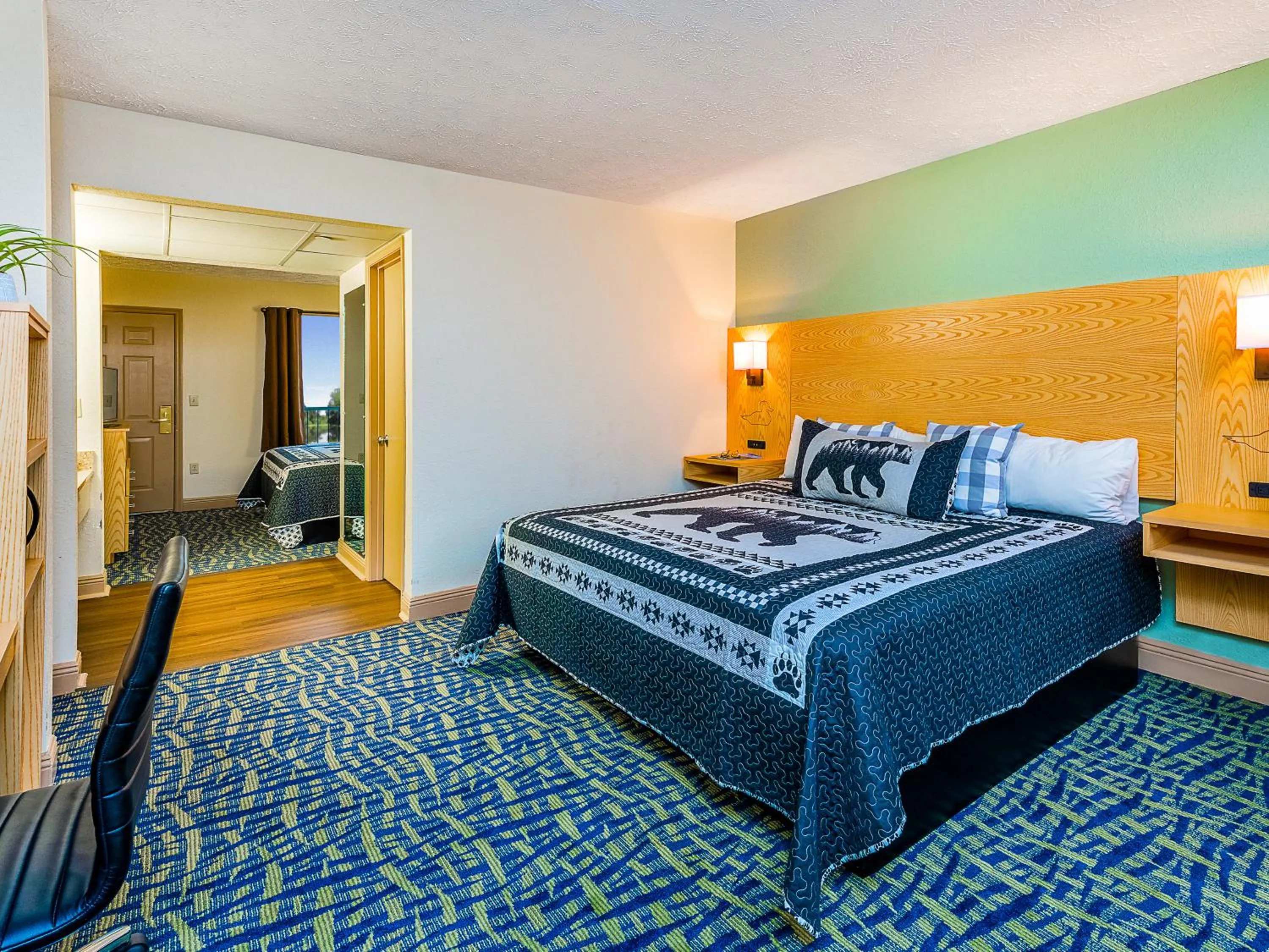 King Room with Two King Beds in Creekstone Inn