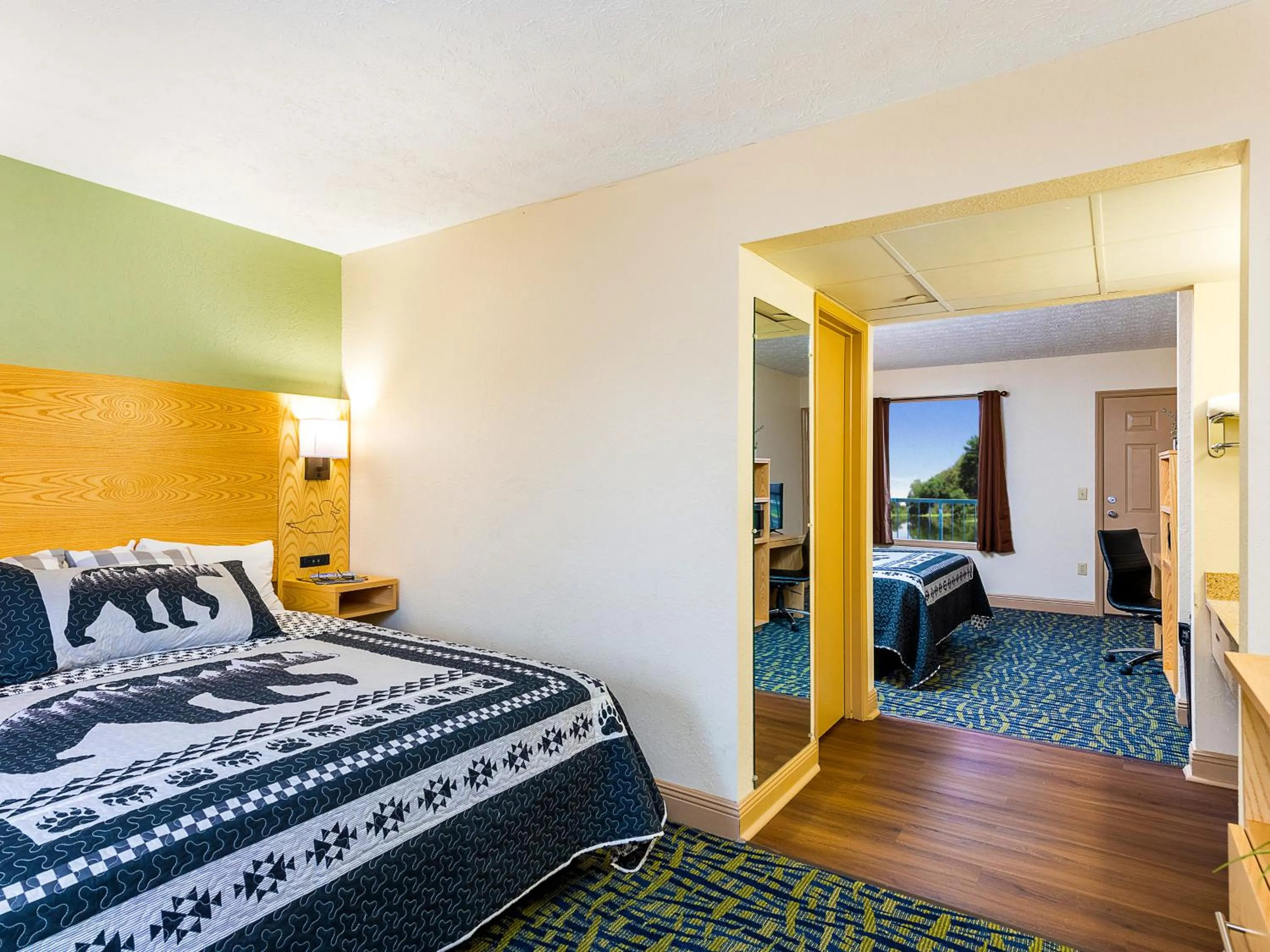 King with Two King Beds and Kitchenette, Groundfloor in Creekstone Inn