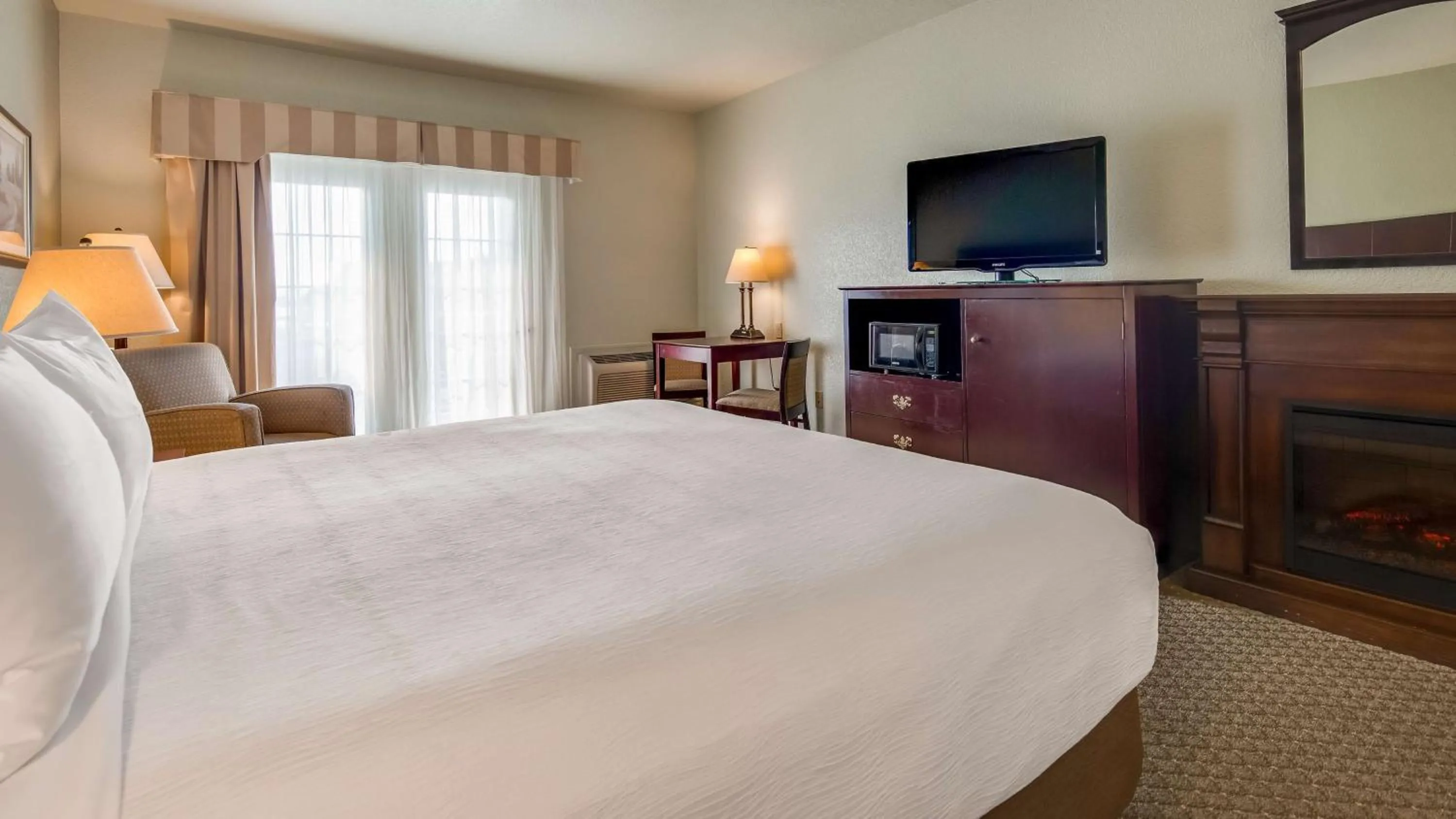 Queen Suite with Kitchen - Non-Smoking in Best Western Plus Bayshore Inn